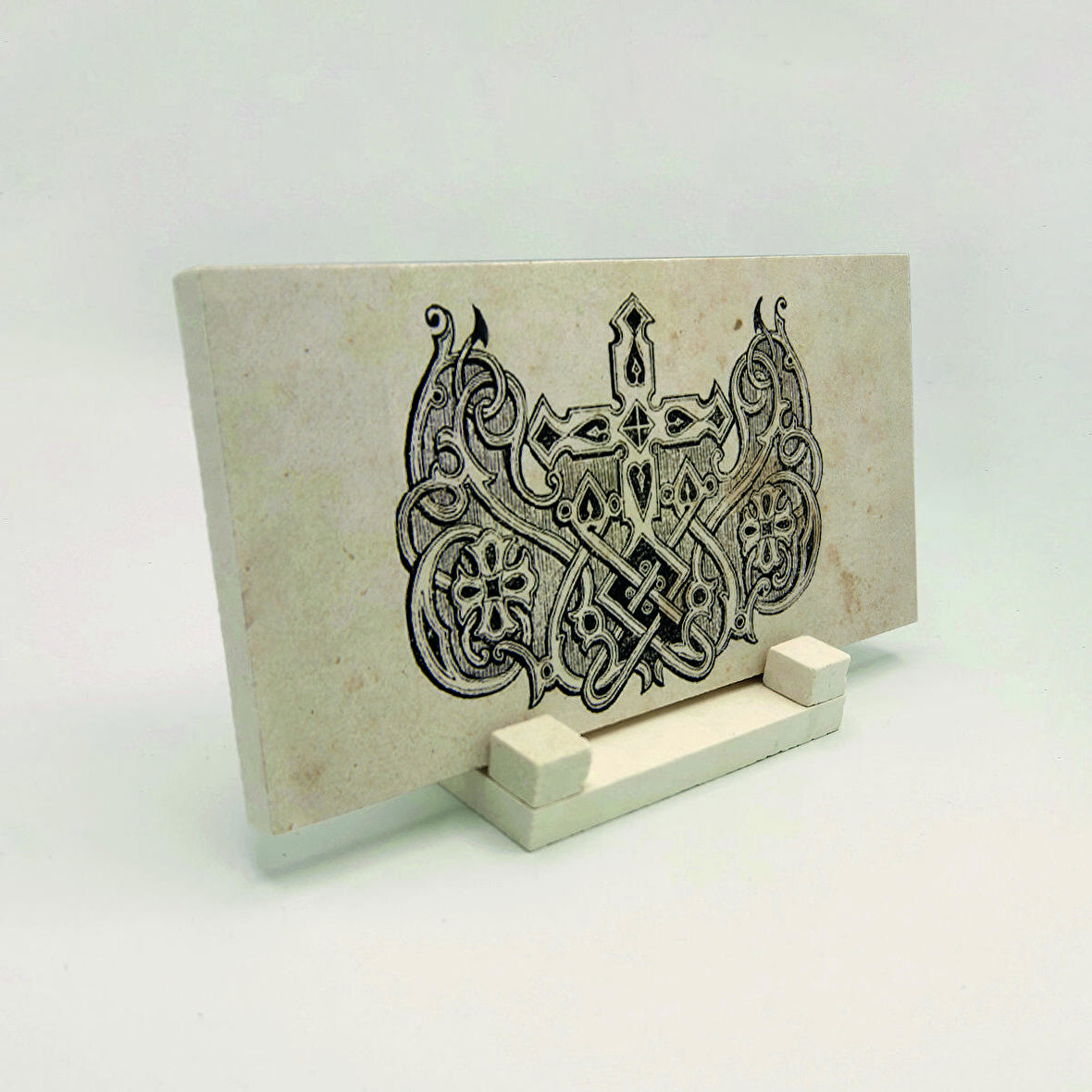 Haçlı Kral Tacı MotifiBaskılı Doğaltaş Masaüstlük