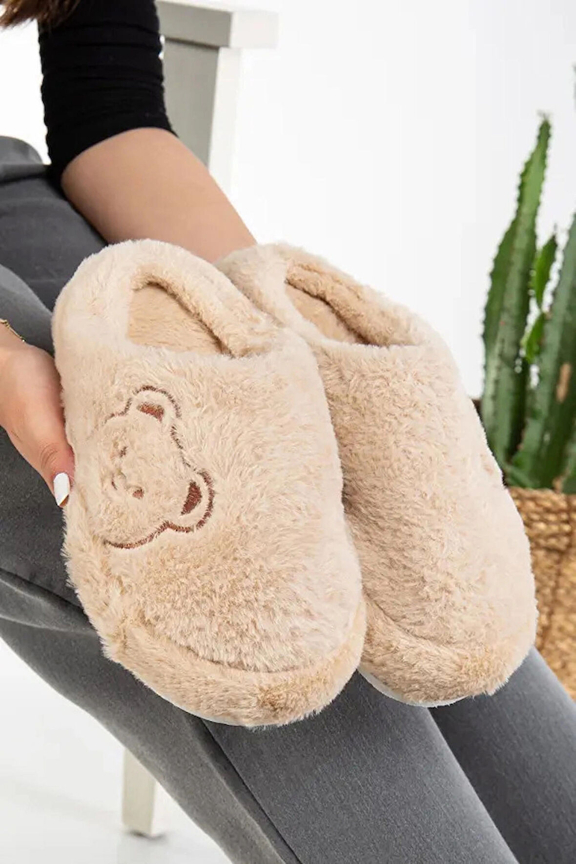 Kadın Ev Terliği Peluş Terlik Çeyiz ve Bohça Terliği Ses Yapmaz Kalın Taban