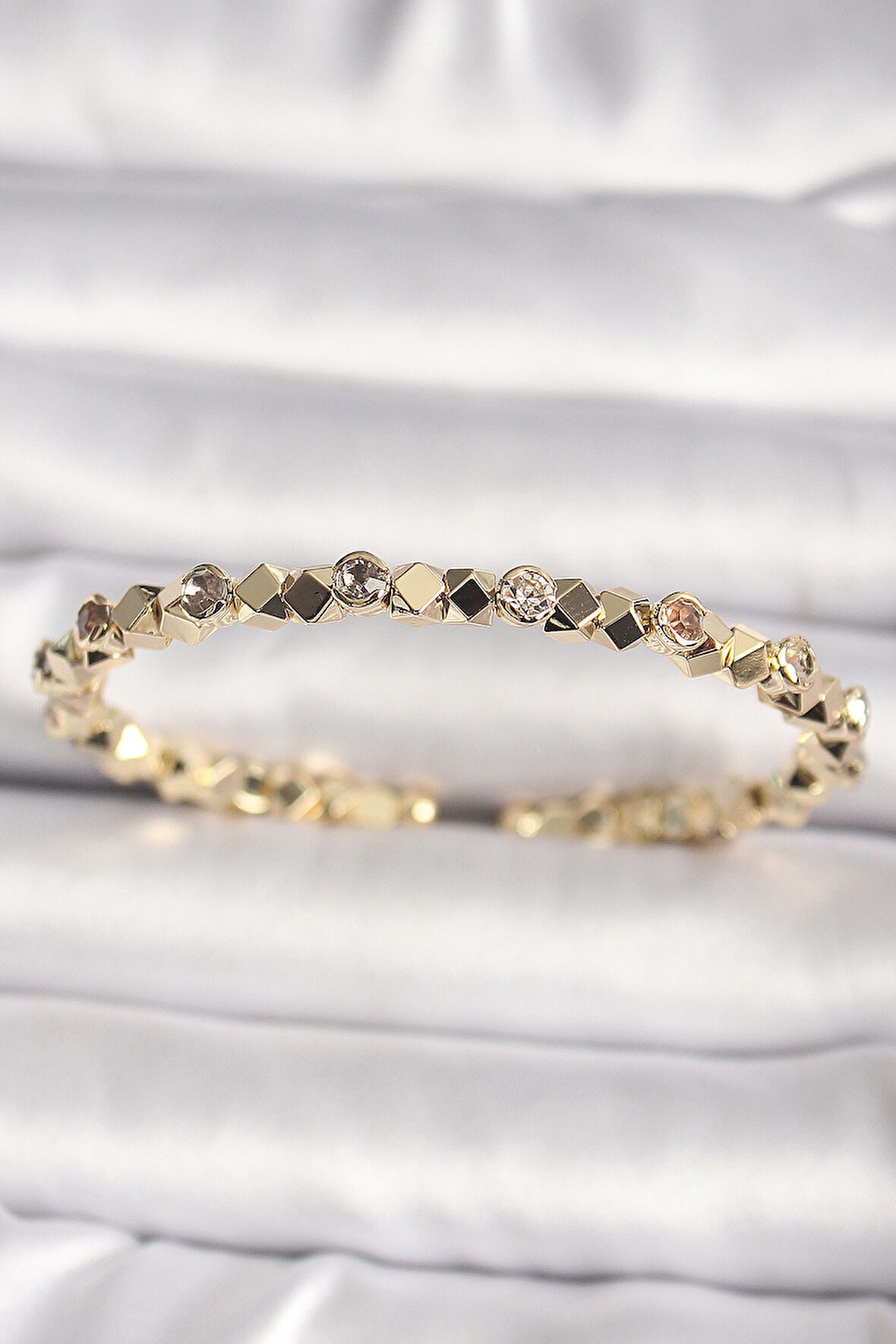 Pirinç Gold Renk Zirkon Taşlı Küp Dorika Model Kadın Bileklik - TJ-BB6635