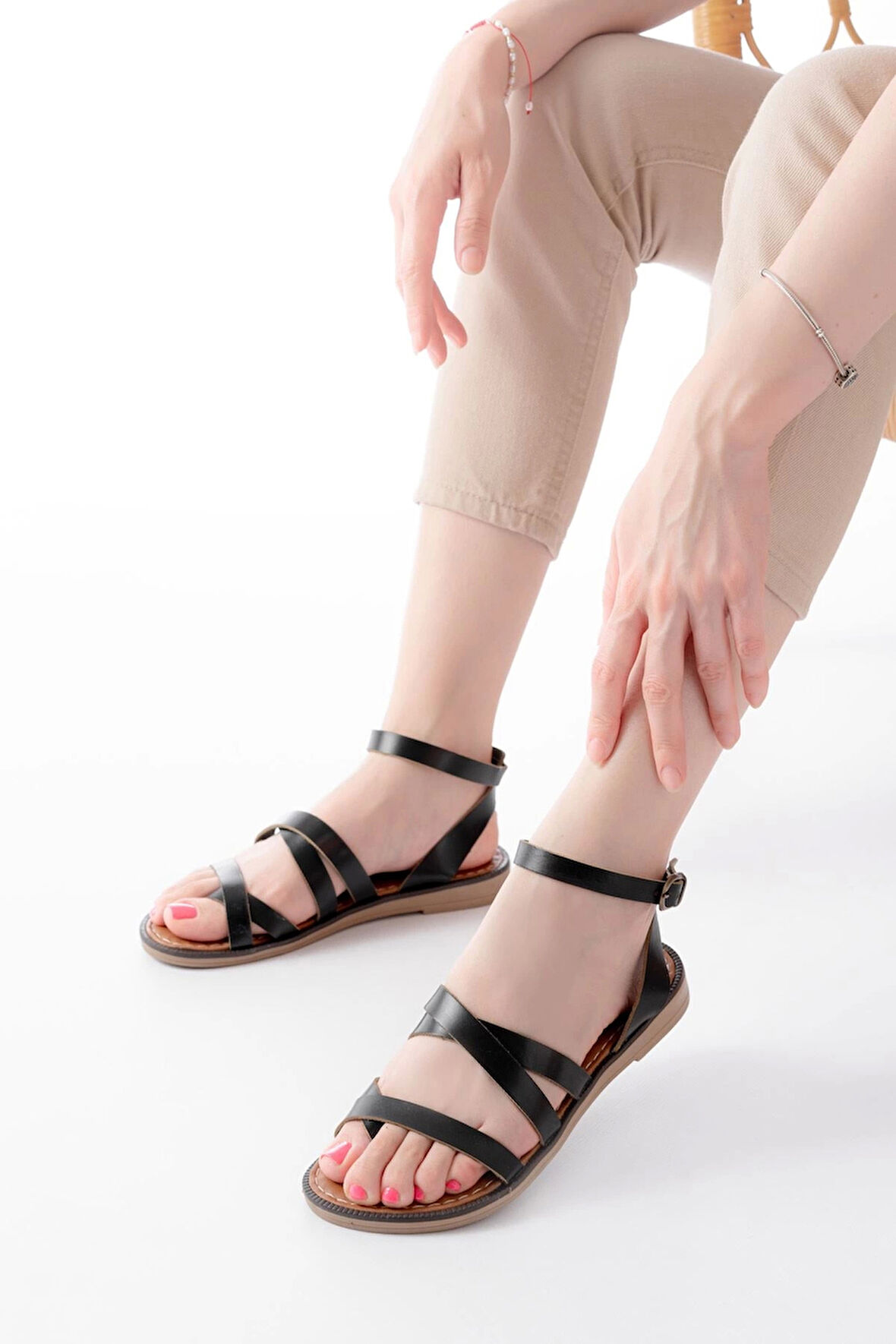 205-209 Siyah Hakiki Deri Tokalı Parmak Arası Kadın Sandalet