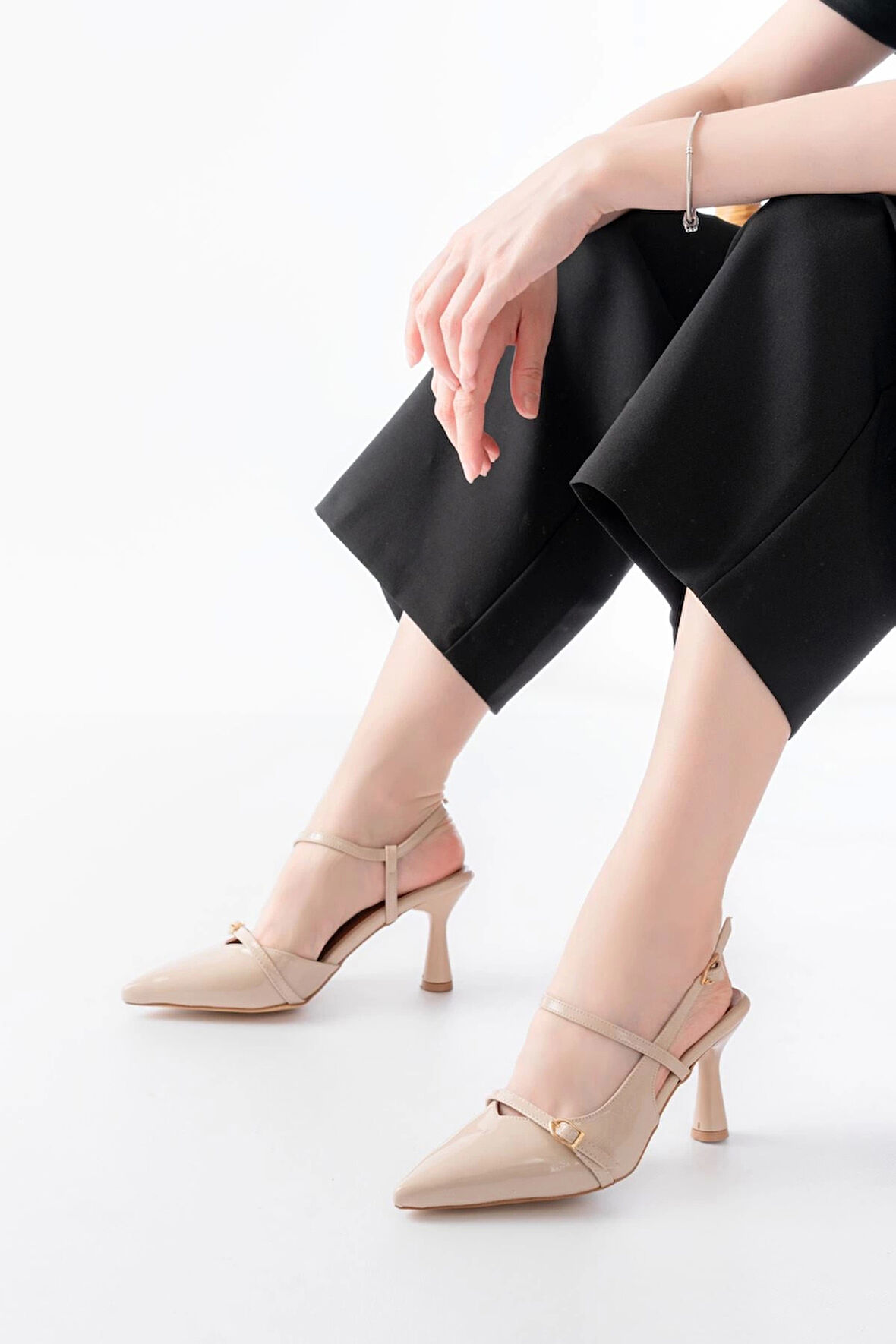 K-6722 Bej Rugan Toka Detaylı Sivri Burun Kadın Ayakkabı