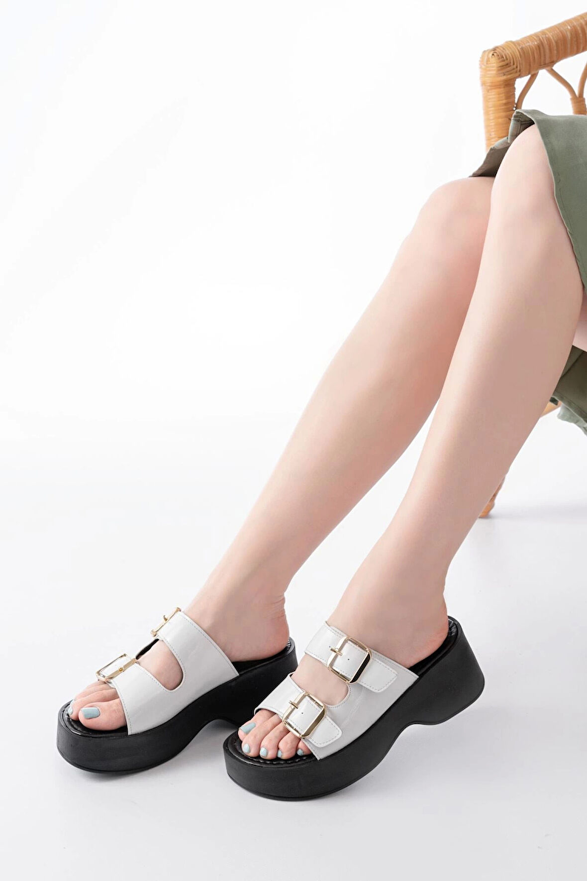 24414-574 Beyaz Rugan Günlük Tokalı Dolgu Topuk Kadın Terlik