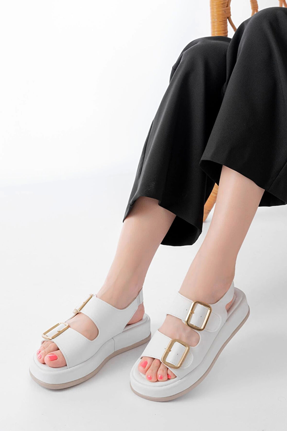 1187 Beyaz Dolgu Topuk Lastik Baretli  Kadın Sandalet