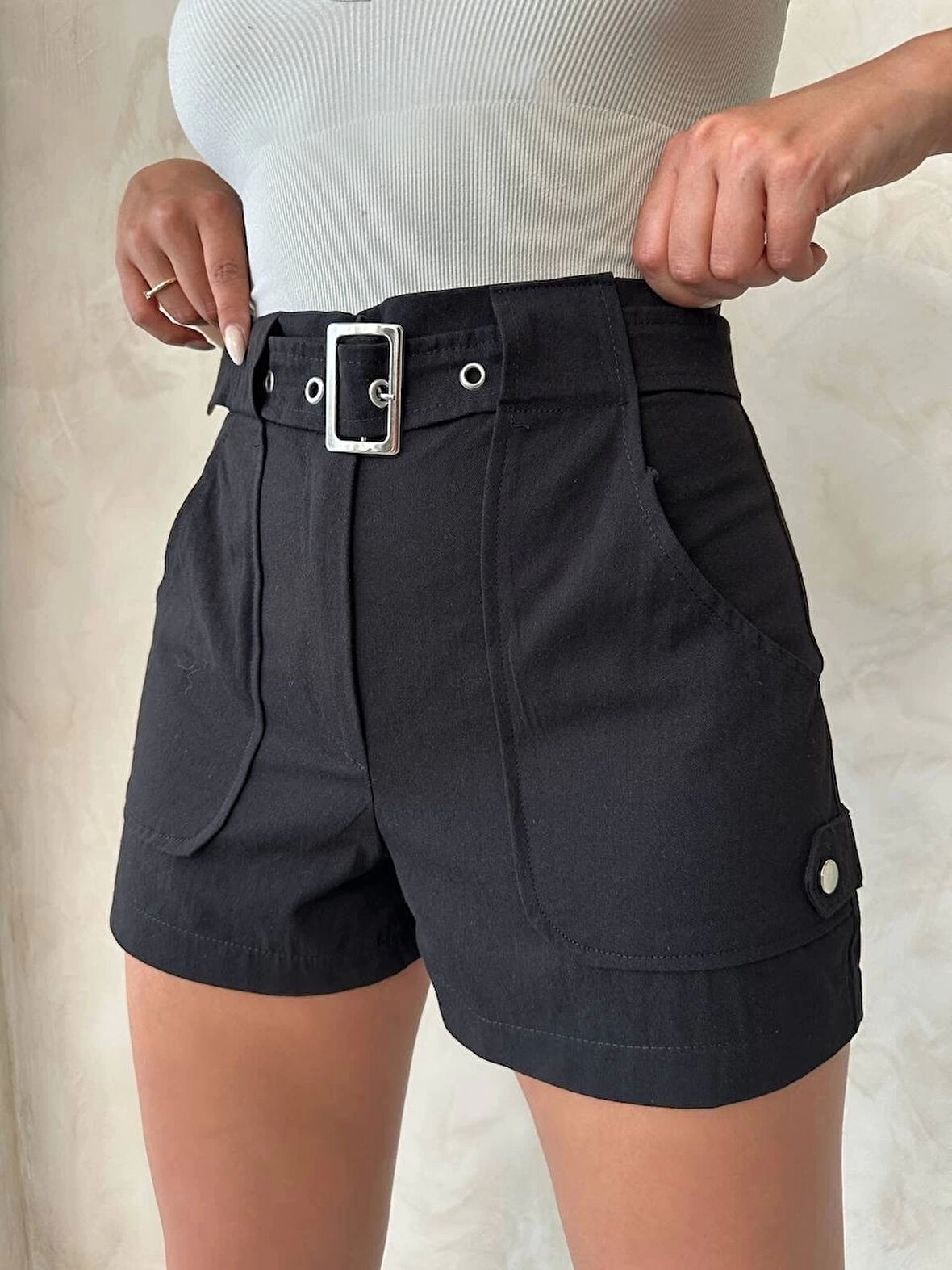 Kemer Detaylı Gabardin Şort Siyah S25289