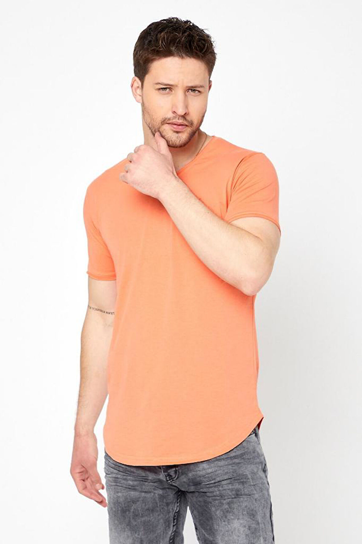 Erkek Kırmızı Oval Etek Geniş Yaka %100 Pamuk Kısa Kollu Tişört