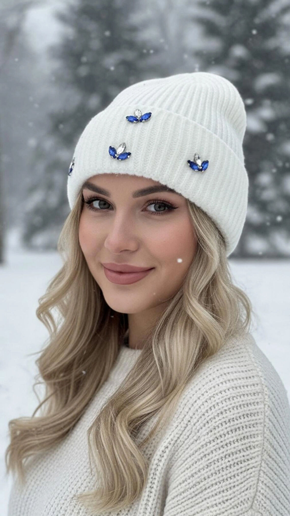 Taş Detaylı Beyaz Bere – Mavi Parlak Kristal Taşlı