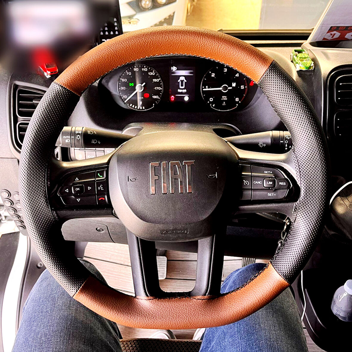 DİKİŞLİ DİREKSİYON KILIFI TABA DERİ NOKTALI DERİ SİYAH DİKİŞLİ FIAT DUCATO İÇİN