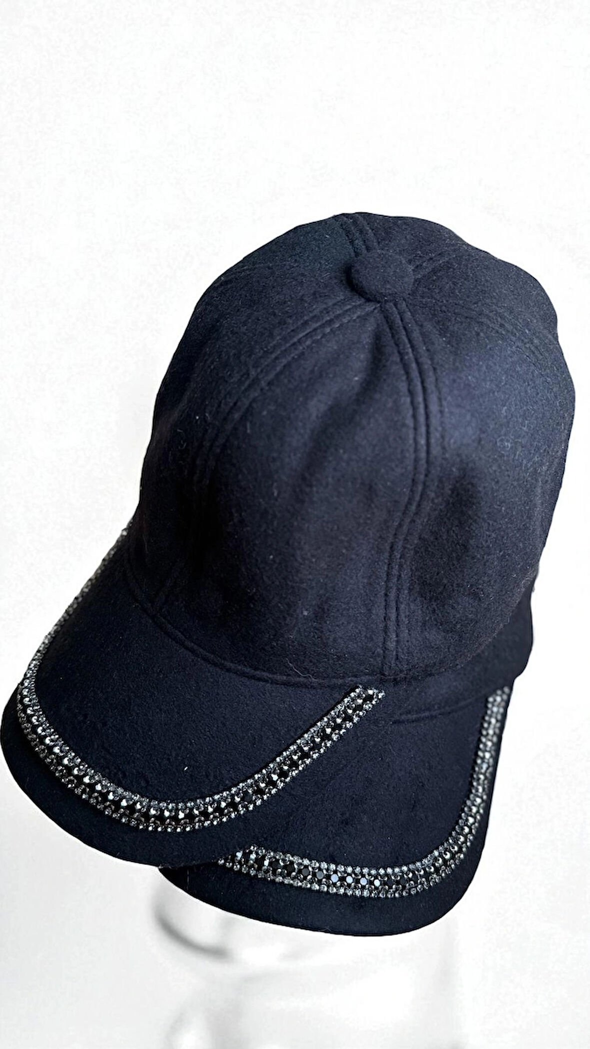 Taş Detaylı Siyah Süet Şapka – Parlak Siyah Taşlı