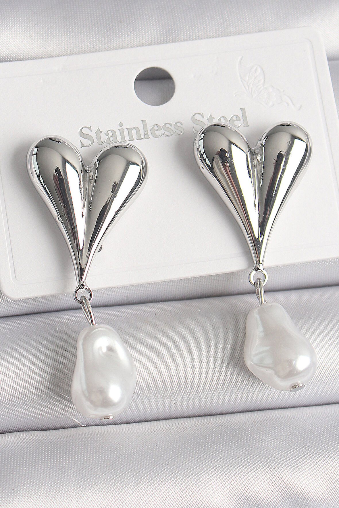 Pirinç Gümüş Renk Kalp Model Sallantı İnci Detay Kadın Küpe - TJ-BKP10081