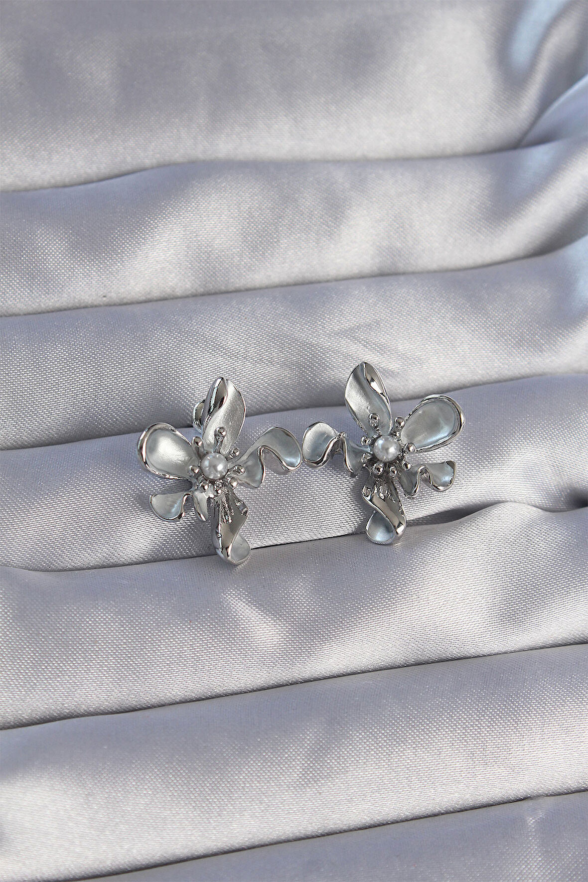 Pirinç Gümüş Renk İnci Detay Çiçek Tasarımlı Küpe - TJ-BKP9083