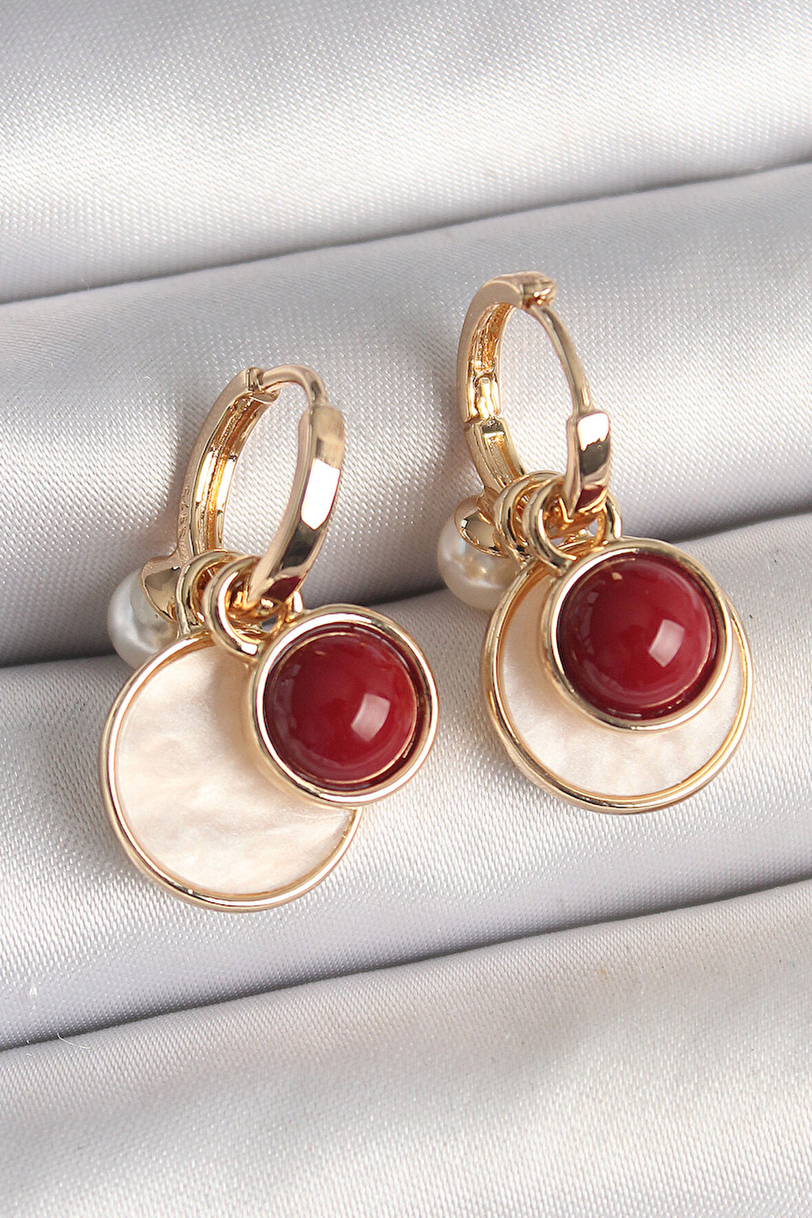 Pirinç Gold Renk Sallantı Beyaz Mineli Bordo Detay Kadın Küpe - TJ-BKP10362
