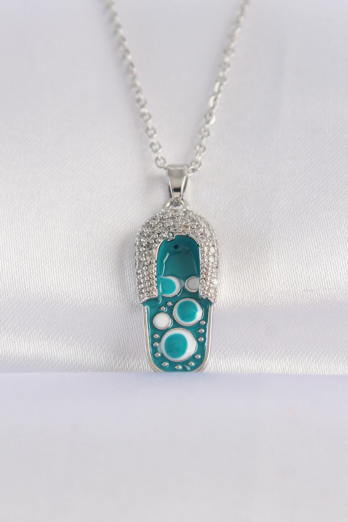 316L Çelik Zincir Zirkon Taşlı Gümüş Renk Nazarlı Terlik Tasarımlı Kolye - TJ-BKO8665