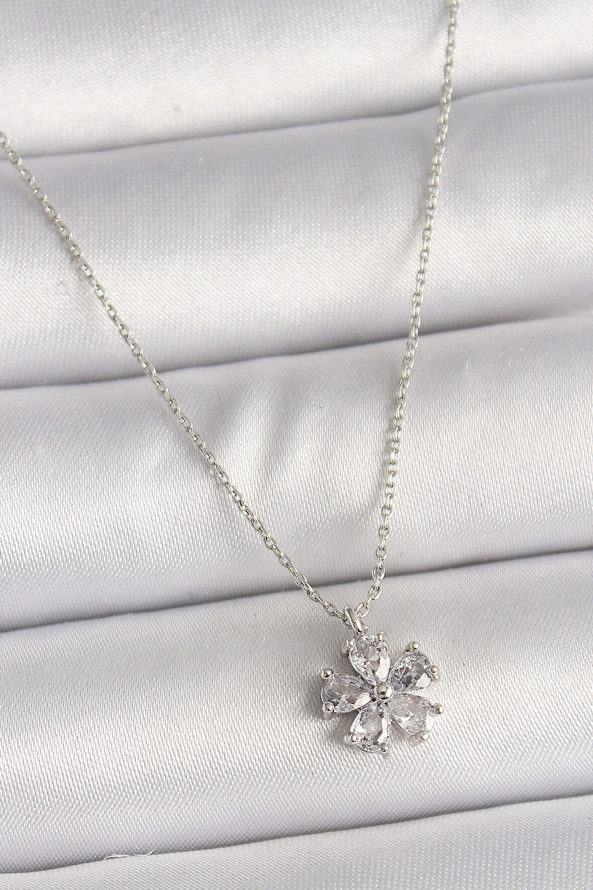 Pirinç Gümüş Renk Zirkon Taşlı Çiçek Model Kadın Kolye - TJ-BKO9833