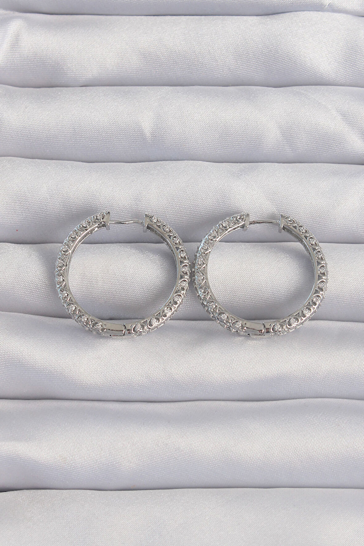 Pirinç Gümüş Renk Zirkon Taşlı Motifli Halka Küpe - TJ-BKP9282