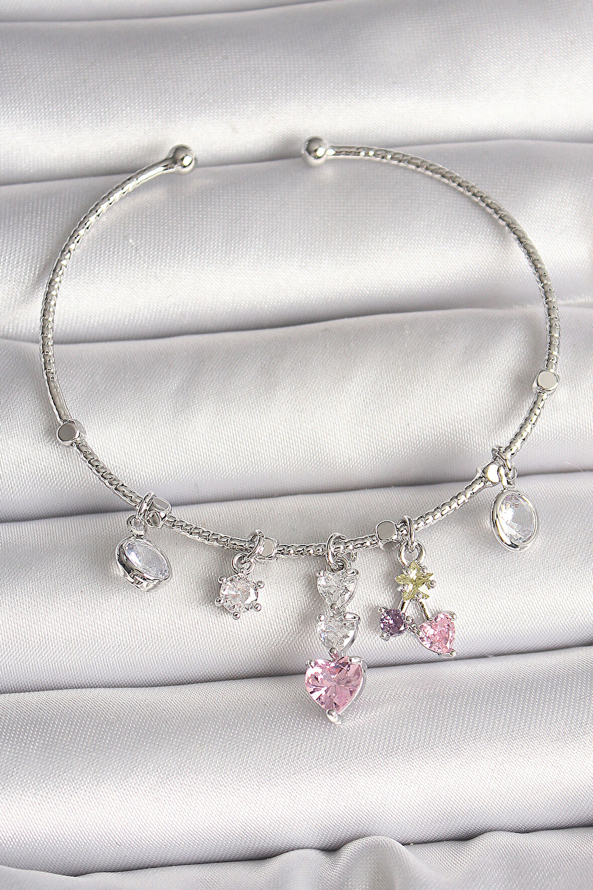 Tegan Pirinç Gümüş Renk Sallantı Zirkon Taşlı Kalp Figür Charm Kadın Bileklik TG27BB6910
