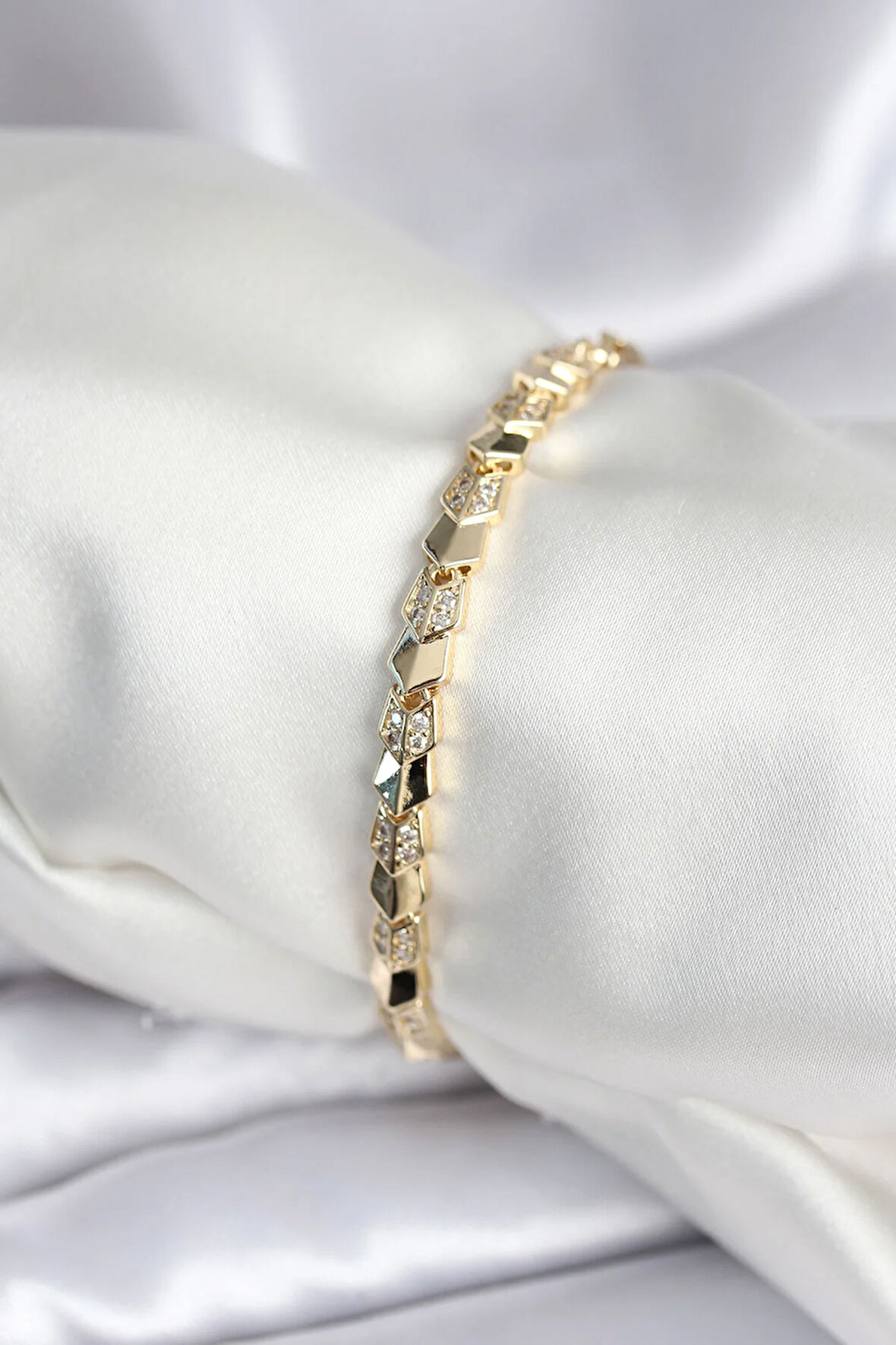 Tegan Pirinç Gold Renk Zirkon Taşlı Balık Sırtı Model Kadın Bileklik TG27BB7963