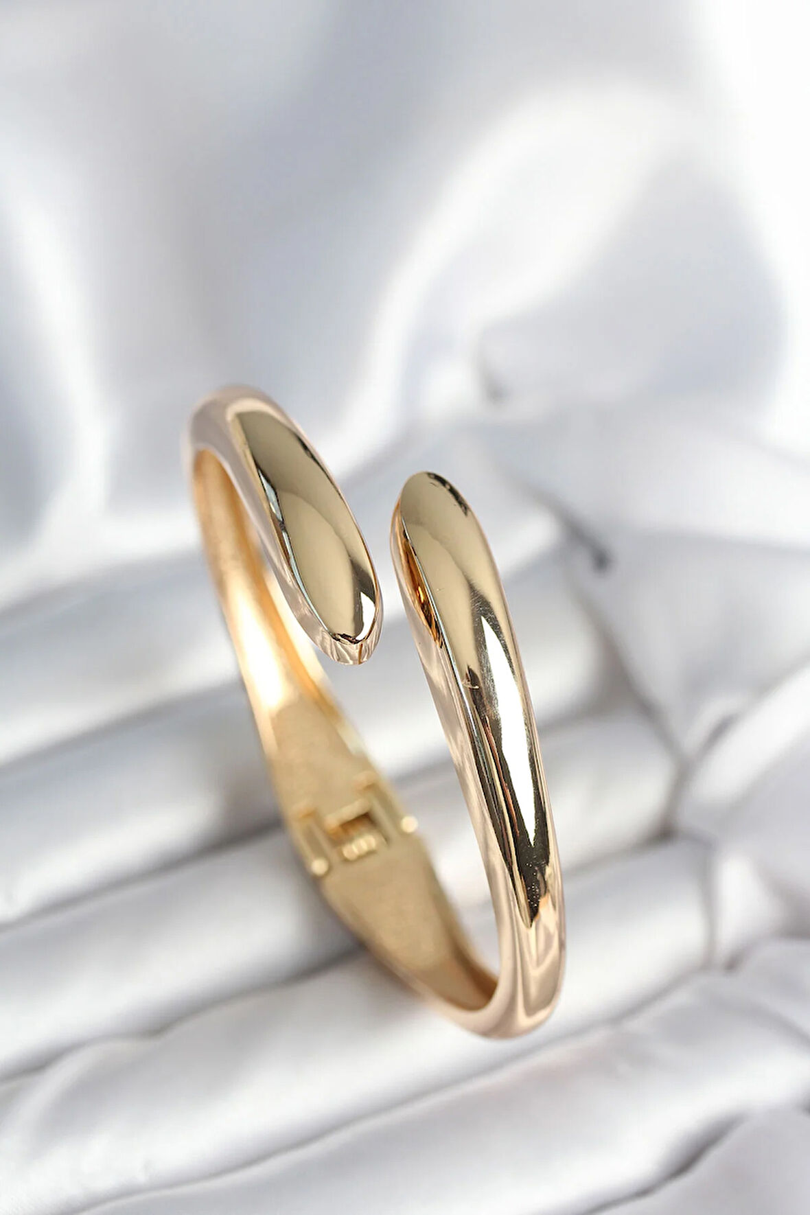 Tegan Gold Renk Pirinç Kadın Kelepçe Bileklik TG27BB7976
