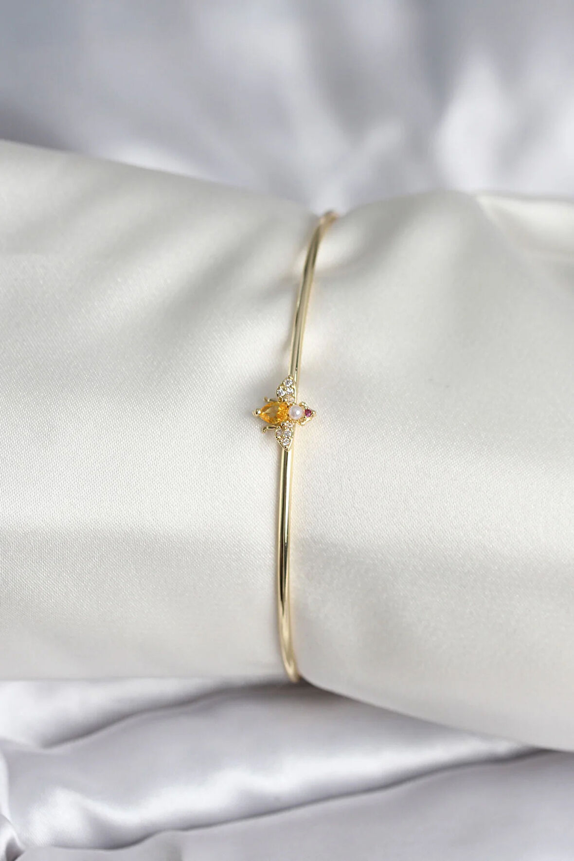 Tegan Sinek Figürlü Gold Renk Pirinç Kadın Bileklik TG27BB8000