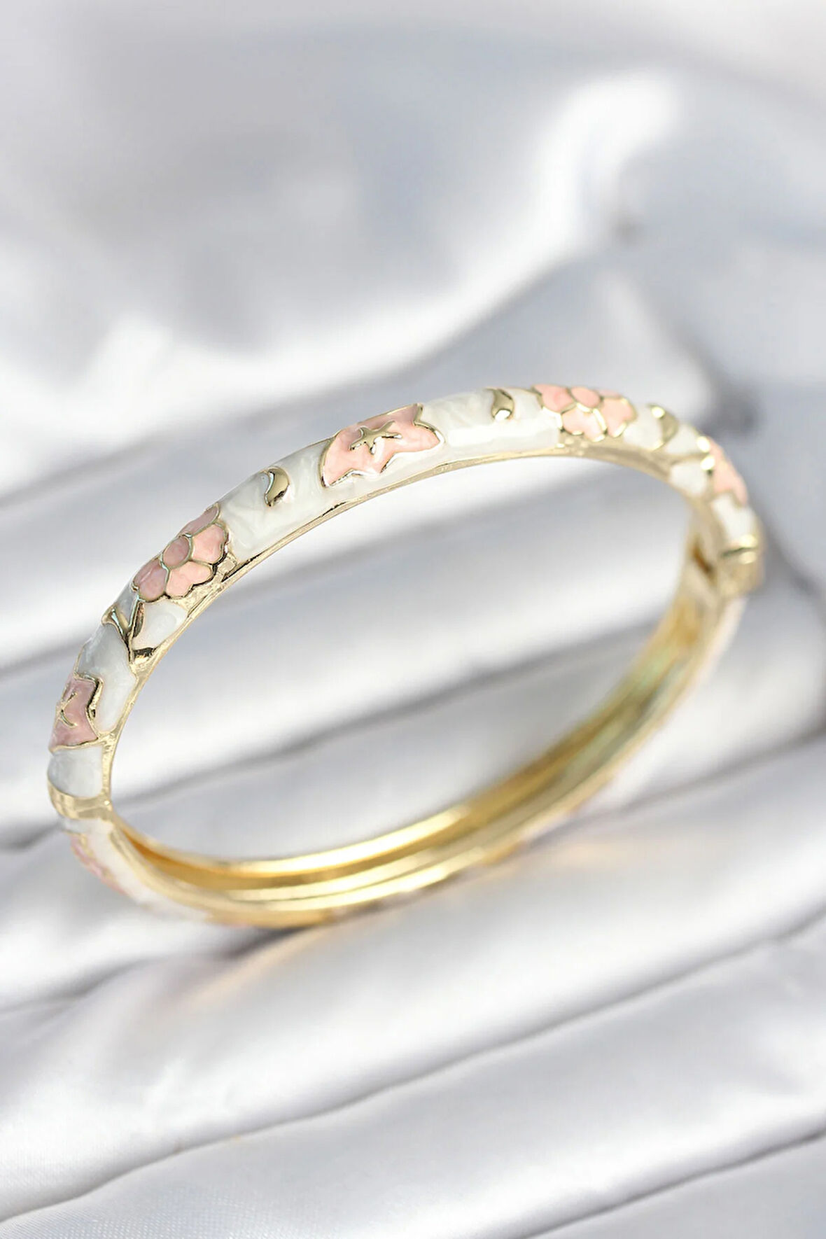 Tegan Beyaz Pembe Renk Detaylı Mineli Kelepçe TG27BB8009