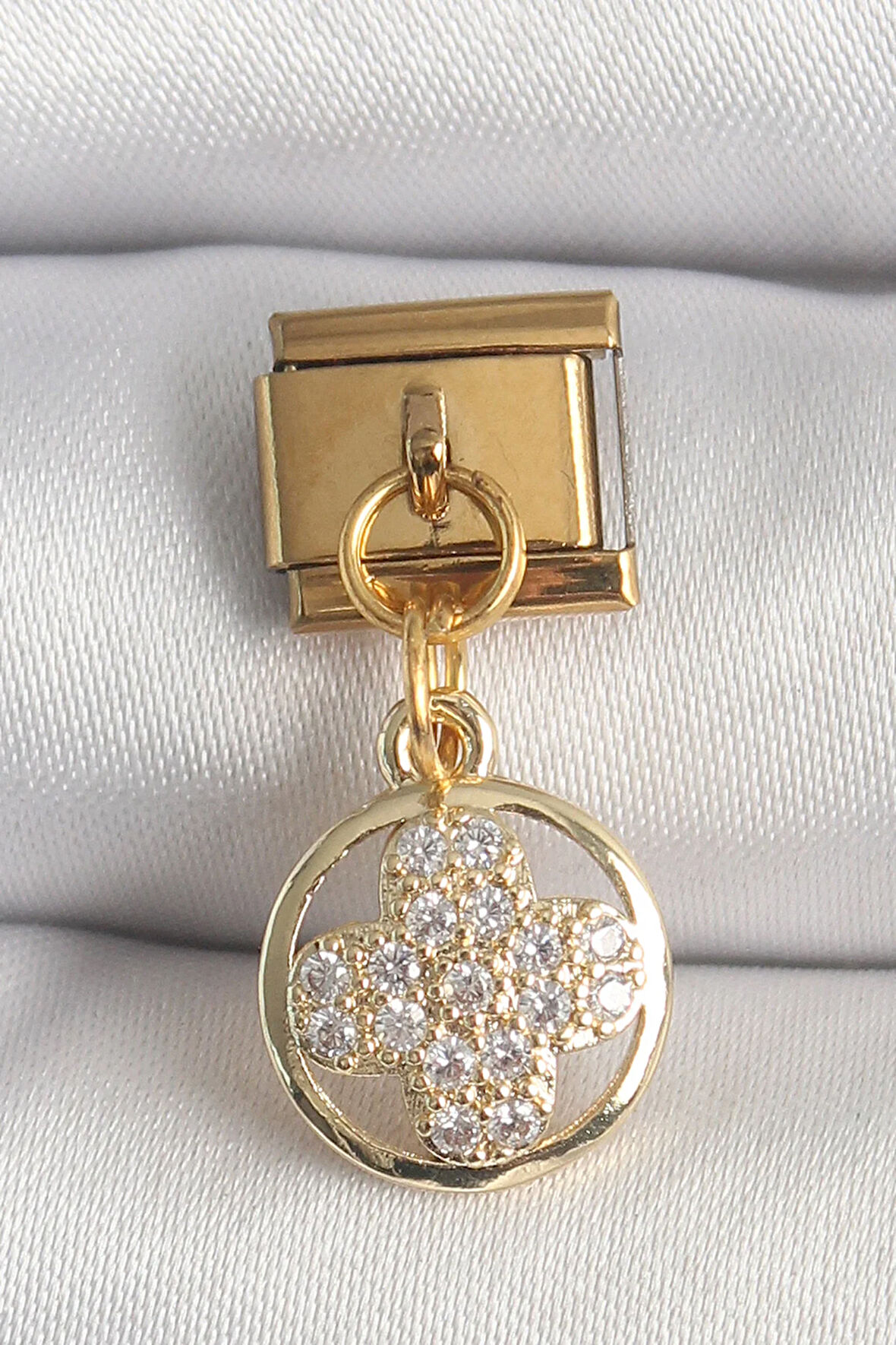 Tegan 316L Çelik Gold Renk Sallantı Zirkon Taşlı Yonca Model Nomination Charm TG27BC1340
