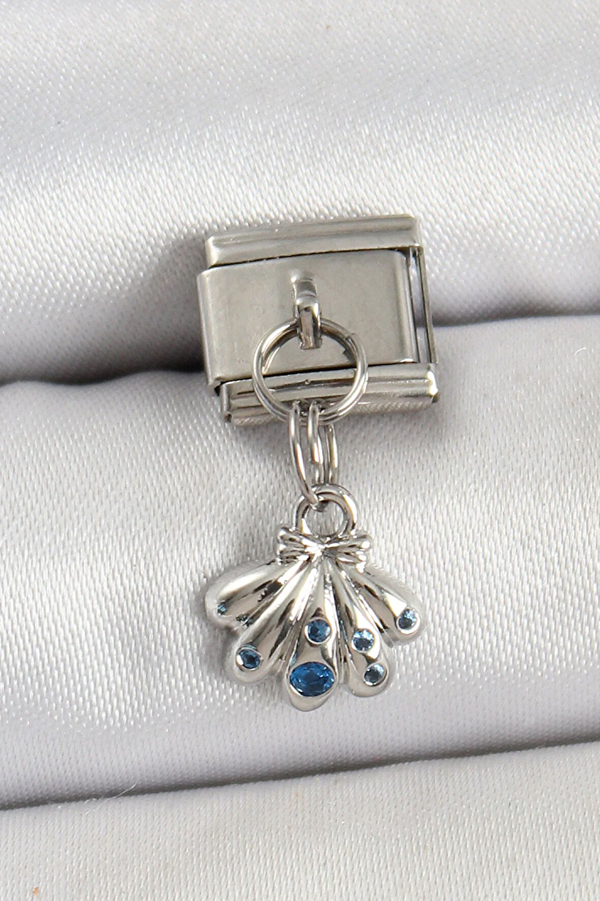 Tegan 316L Çelik Sallantılı Fiyonklu Buket Model Gümüş Renk Nomination Charm TG27BC1444