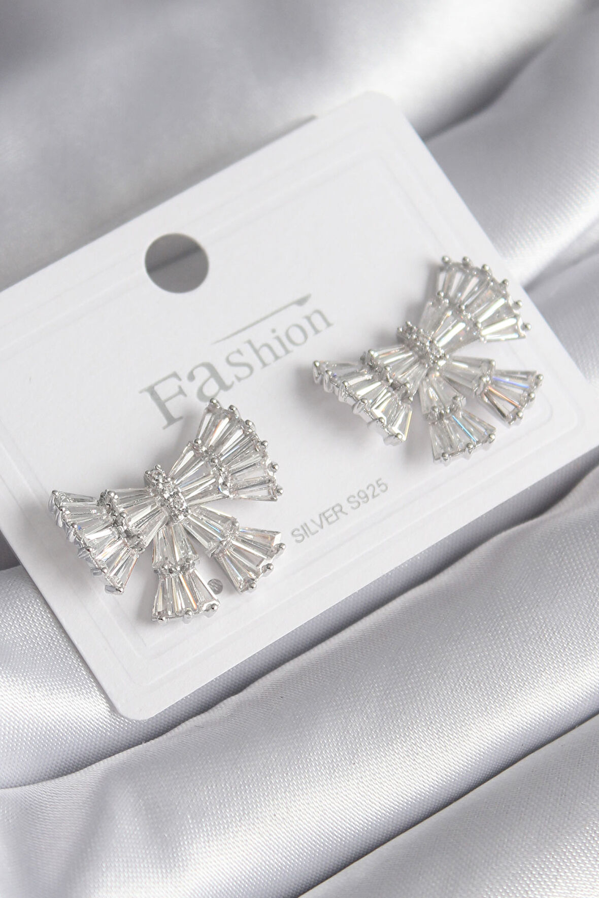 Tegan Pirinç Gümüş Renk Zirkon Taşlı Kurdele Model Kadın Küp TG27BKP8600