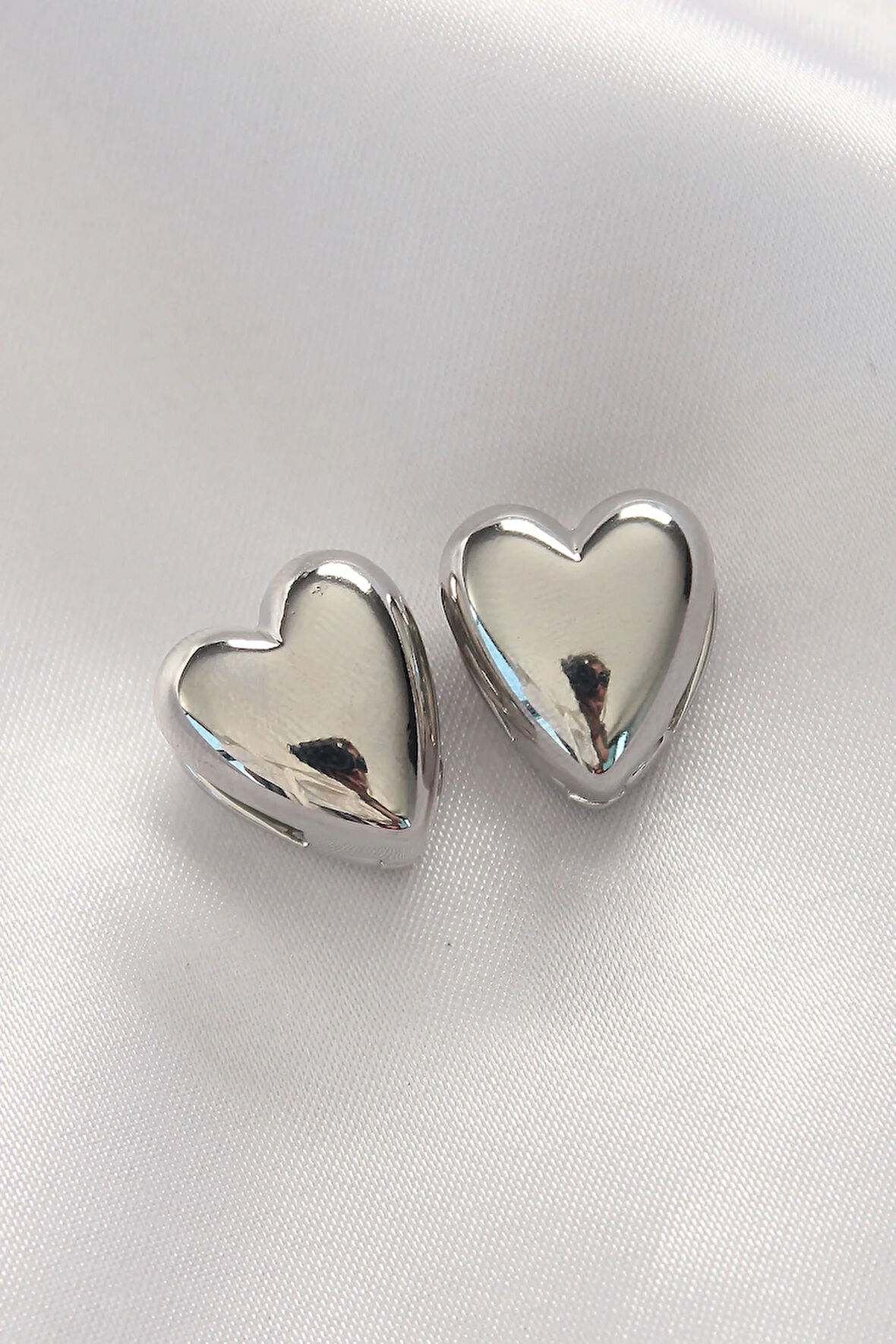 Tegan Pirinç Gümüş Renk Minimal Bombeli Kalp Küpe TG27BKP8969