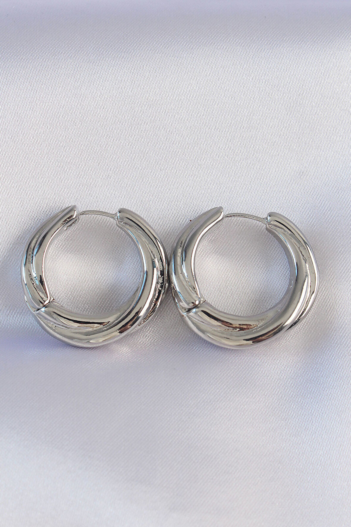 Tegan Pirinç Gümüş Renk Asimetrik Kıvrım Küpe TG27BKP8975