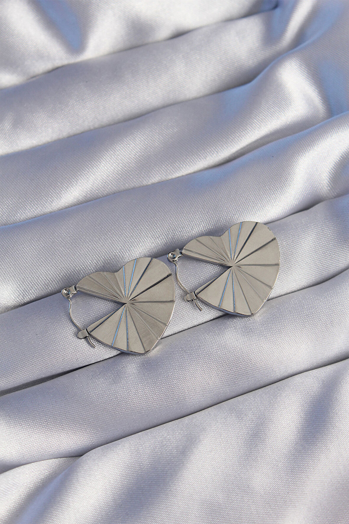 Tegan 316L Çelik Gümüş Renk Çizgili Plaka Tasarımlı Kalp Küpe TG27BKP9041