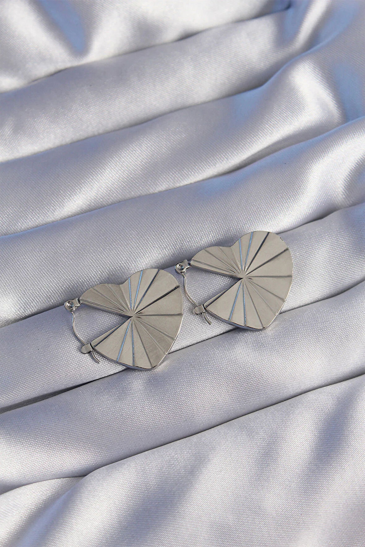 Tegan 316L Çelik Gümüş Renk Çizgili Plaka Tasarımlı Kalp Küpe TG27BKP9041