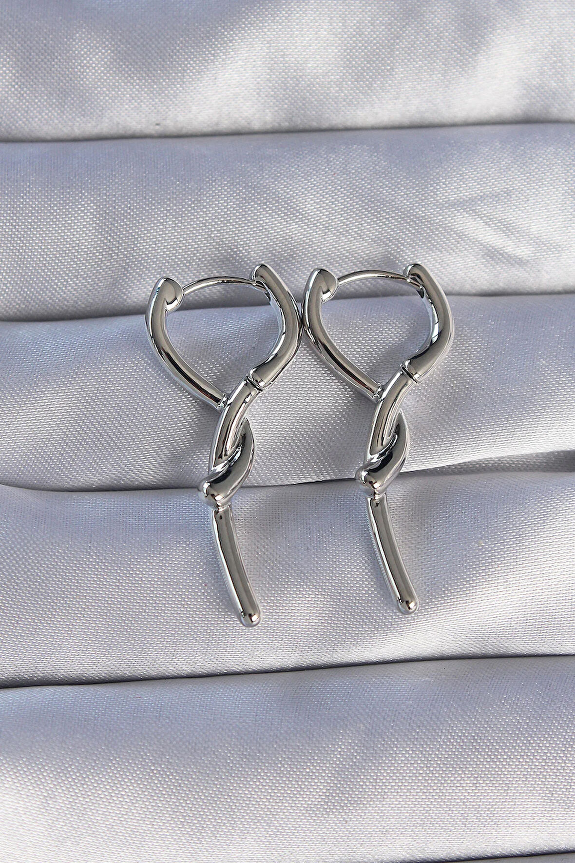 Tegan Pirinç Gümüş Renk Sarmal Çubuk Tasarımlı Uzun Küpe TG27BKP9085