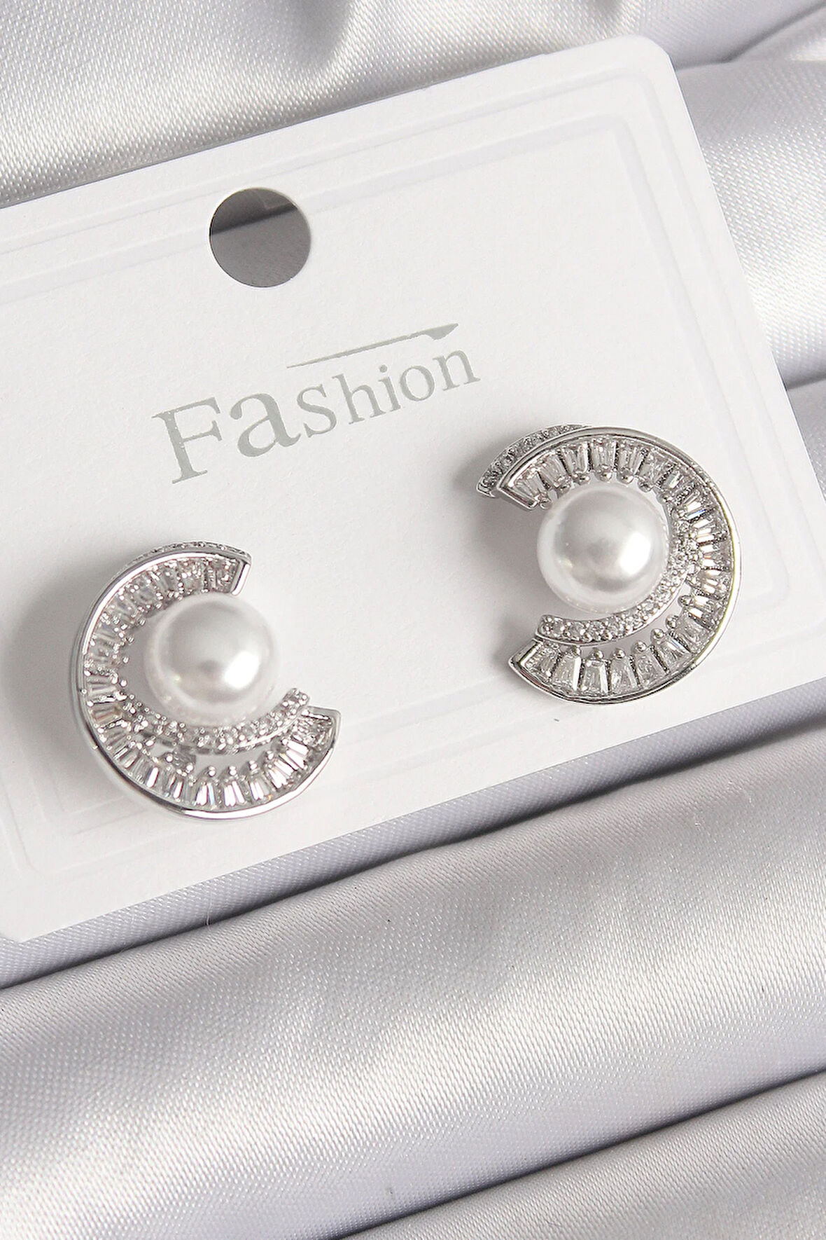 Tegan Pirinç Gümüş Renk Zirkon Taşlı Salyangoz Model İnci Detay Kadın Küpe TG27BKP9785