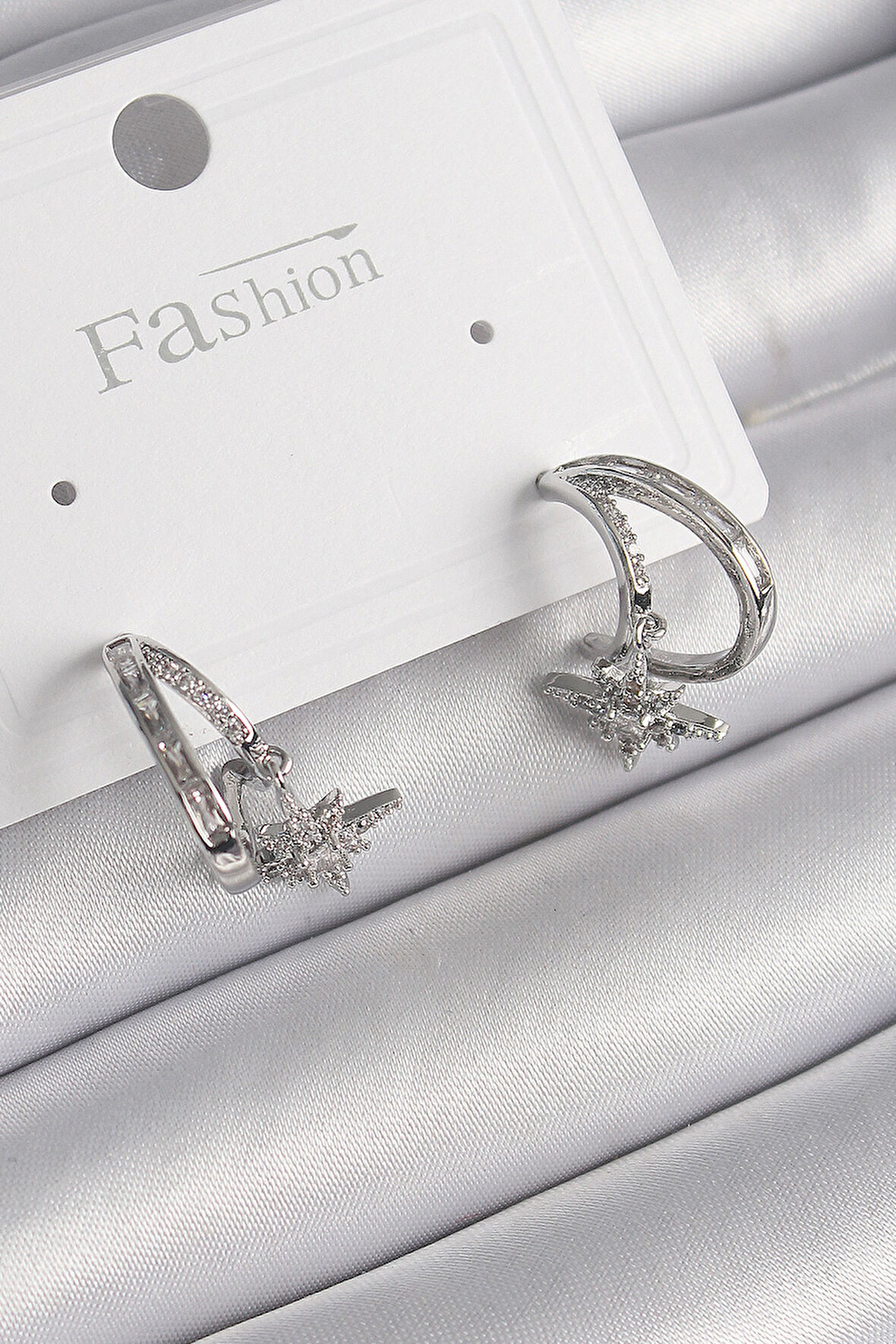 Tegan Pirinç Gümüş Renk Zirkon Taşlı Halka Model Sallantı Yıldız Detay Kadın Küpe TG27BKP9990