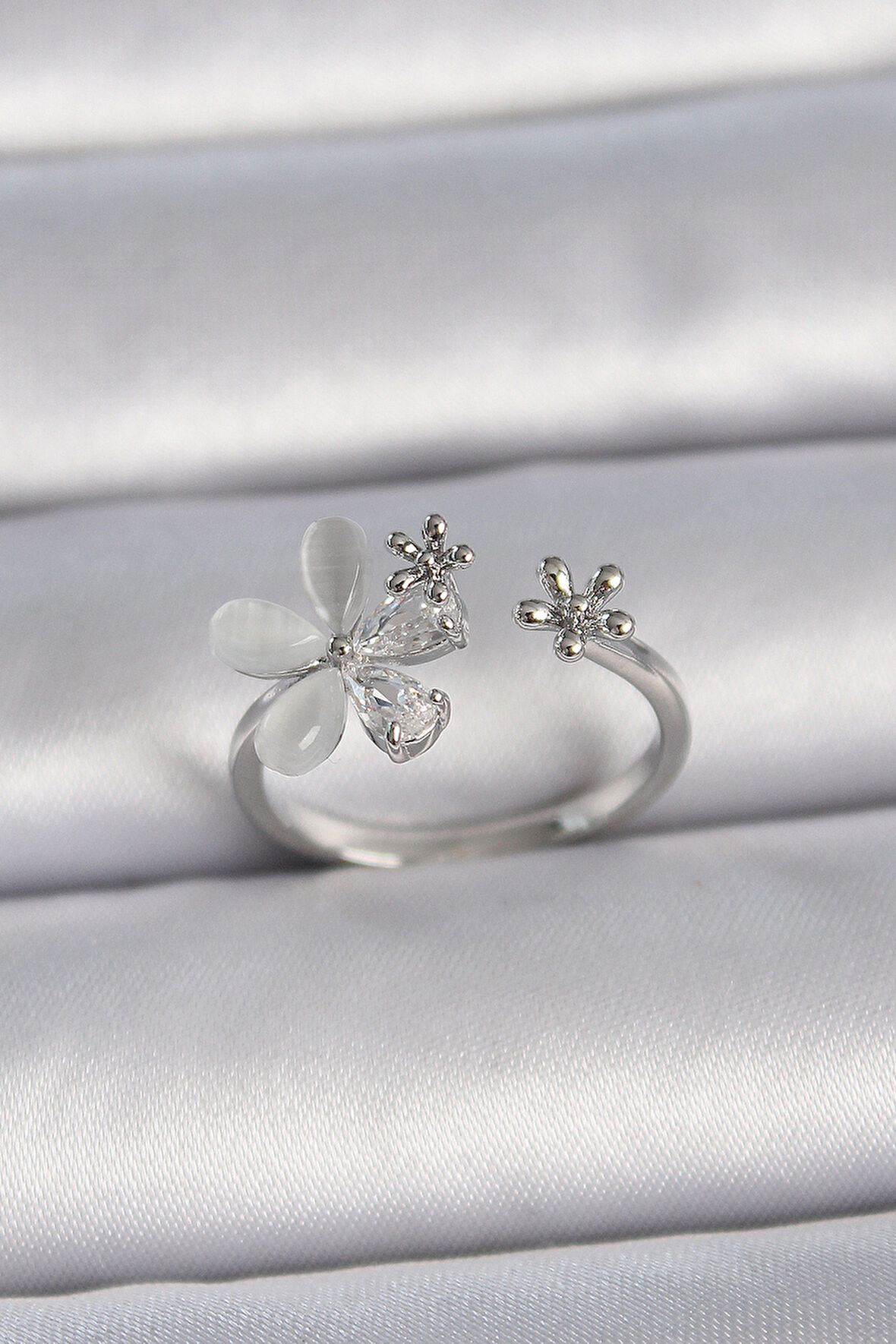 Tegan Pirinç Gümüş Renk Ayarlanabilir Zirkon Taşlı Beyaz Mineli Yaprak Model Kadın Yüzük TG27BYK3399