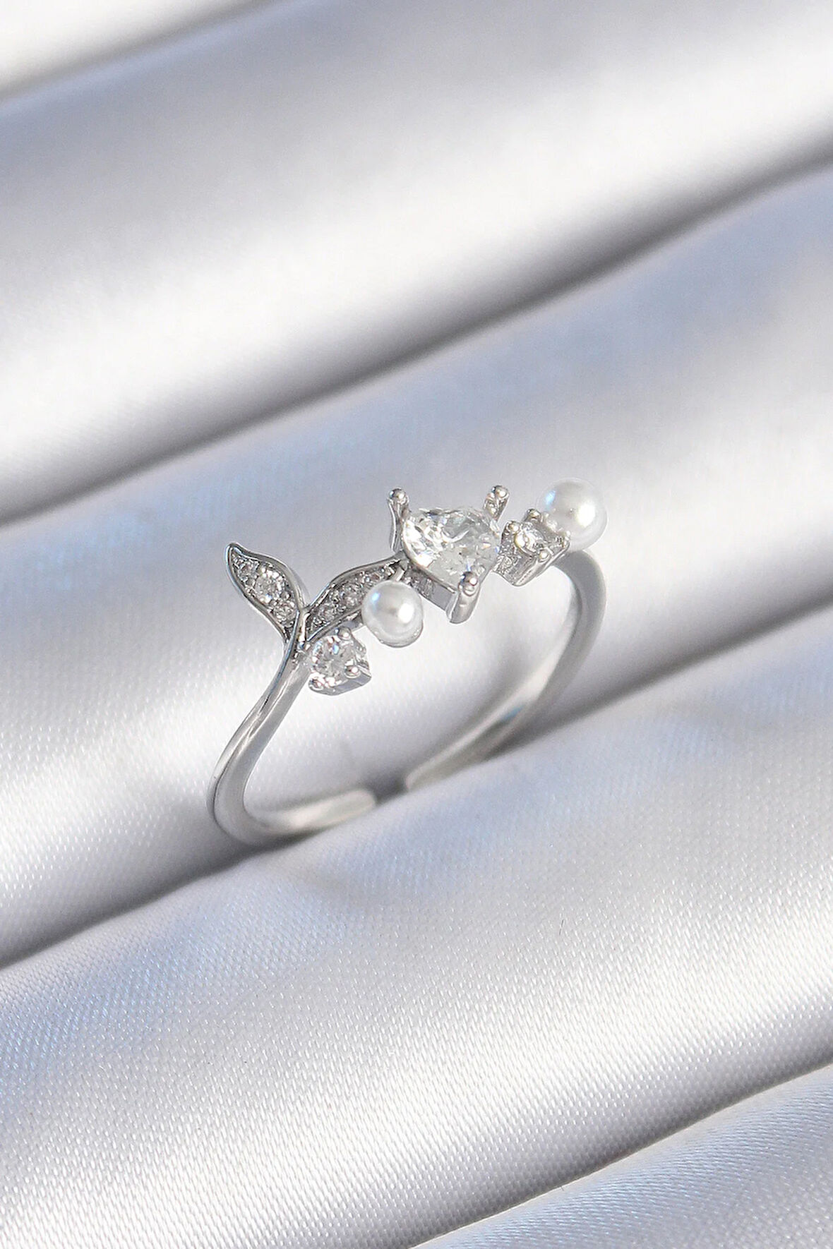 Tegan Pirinç Gümüş Renk Zirkon Taşlı Kalp Yaprak Model İnci Detay Kadın Yüzük TG27BYK3431