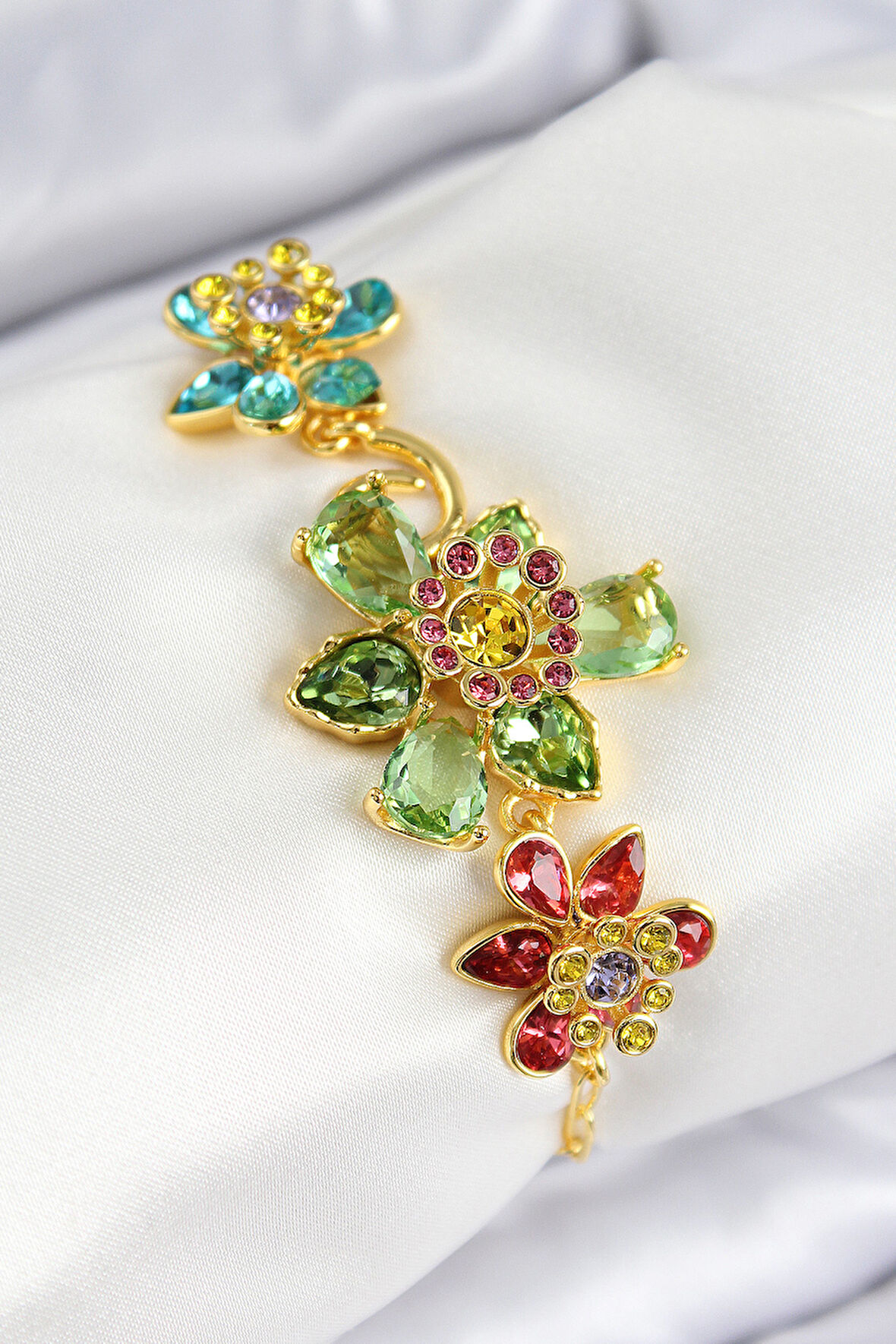 VIP Pirinç Zirkon Taşlı Çiçek Model Gold Renk Kadın Bileklik - TJ-BB7764