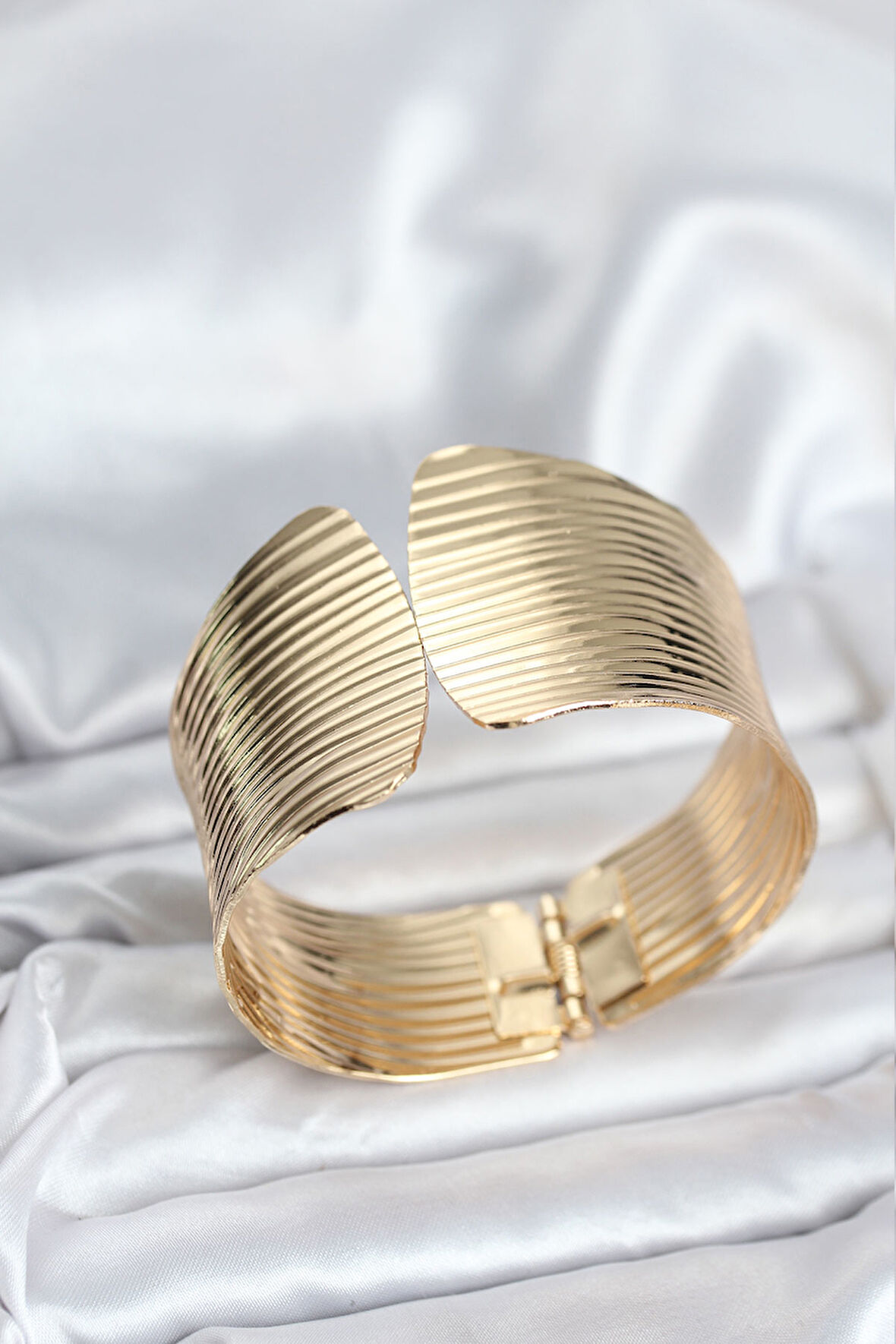 Pirinç Gold Renk Levha Model Kadın Bileklik - TJ-BB8062