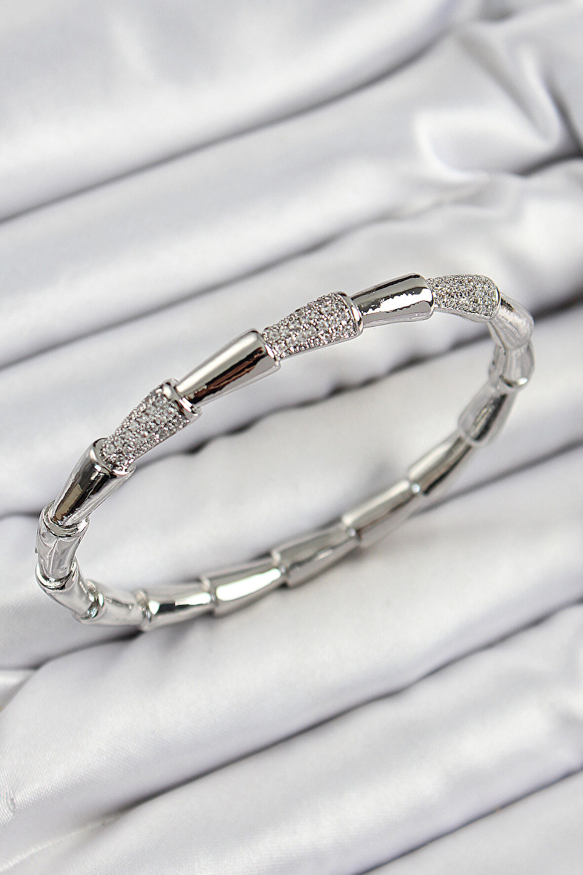 Pirinç Zirkon Taşlı Kemik Model Gümüş Renk Vip Kadın Bileklik - TJ-BB7340