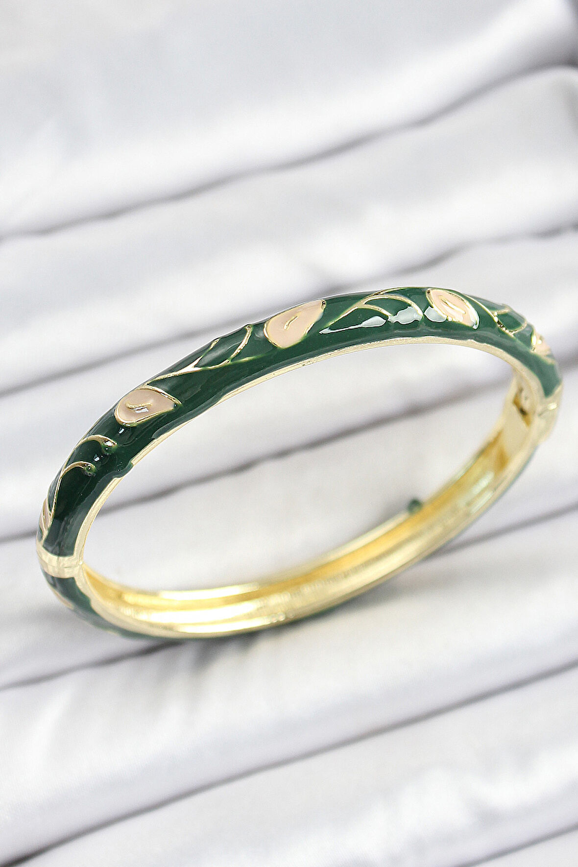 Mineli Pirinç Gold Renk Yeşil Çiçek Motifli Kadın Kelepçe - TJ-BB7149