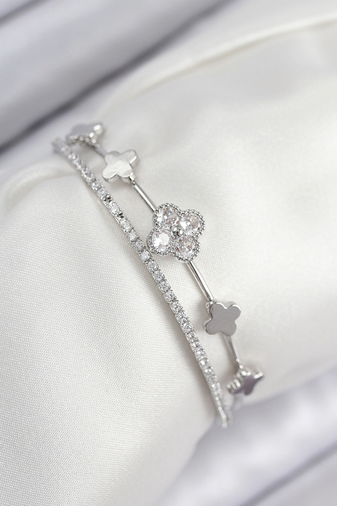 Pirinç Zirkon Taşlı Yonca Model Gümüş Renk Kadın Bileklik - TJ-BB7886