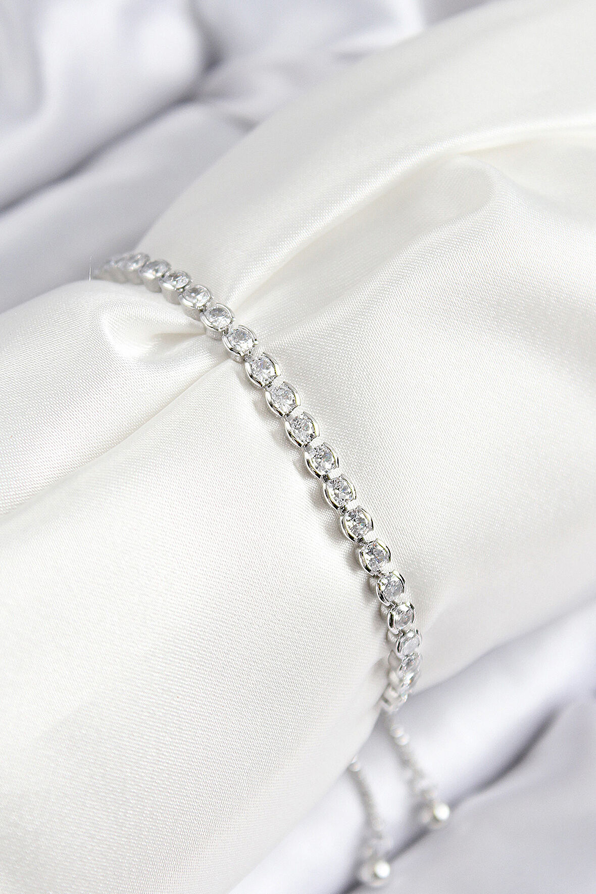 Pirinç Zirkon Taşlı Sıralı Model Gümüş Renk Asansörlü Kadın Bileklik - TJ-BB7726