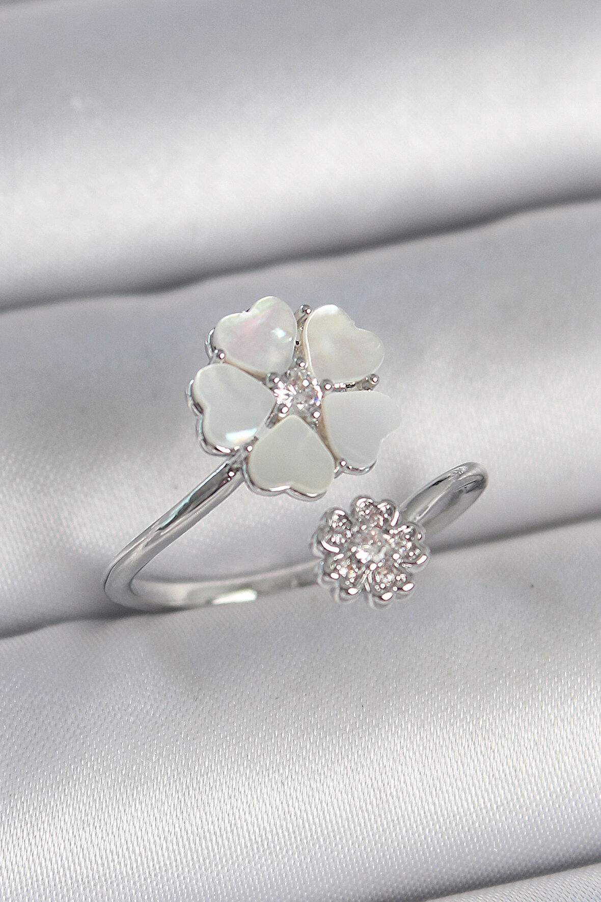Pirinç Gümüş Renk Beyaz Mineli Çiçek Model Zirkon Taş Detay Kadın Yüzük - TJ-BYK3712