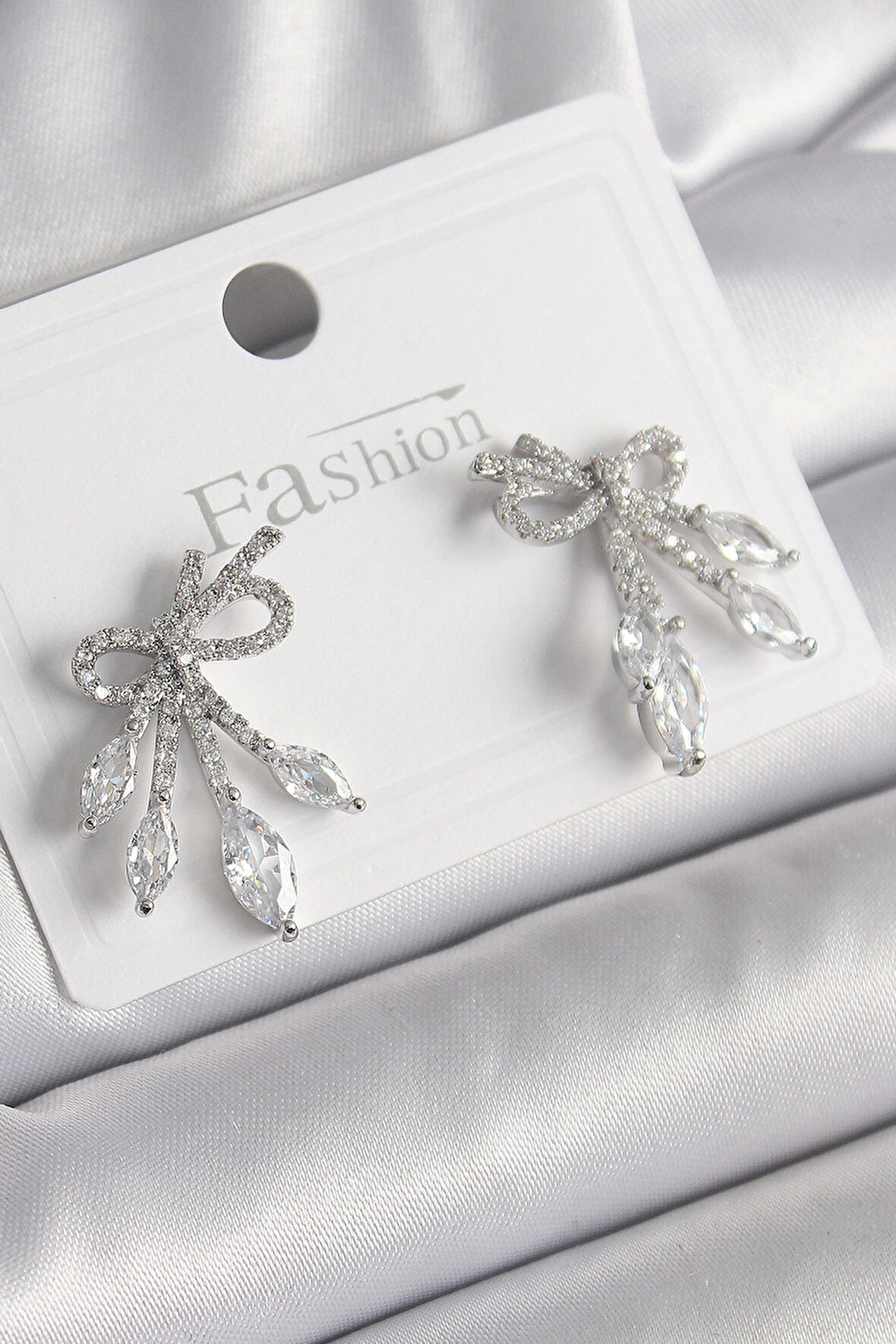 Pirinç Gümüş Renk Zirkon Taşlı Düğüm Model Damla Zirkon Taşlı Kadın Küpe - TJ-BKP9972