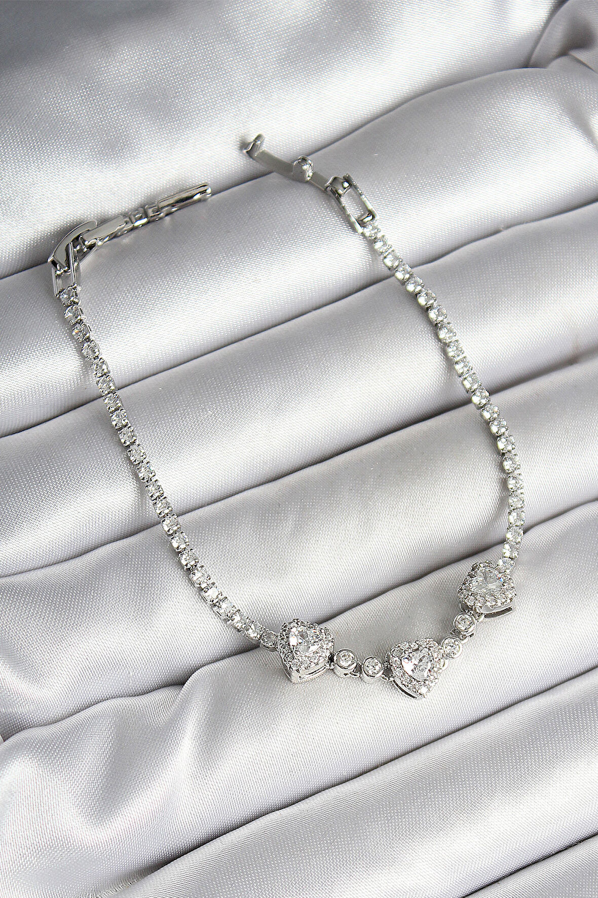 Pirinç Sıralı Kalp Figürlü Zirkon Taşlı Gümüş Renk Kadın Bileklik - TJ-BB6980