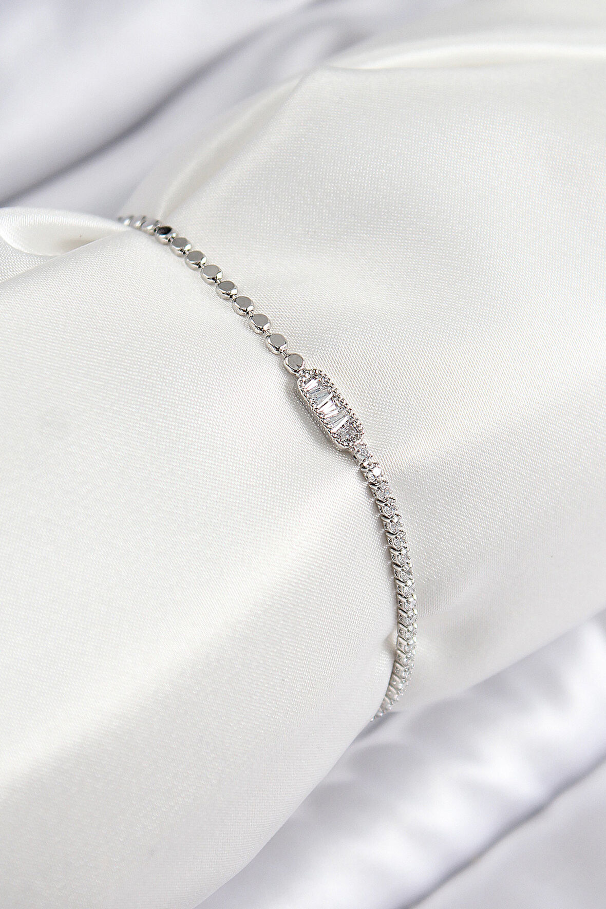 Pirinç Zirkon Taşlı Dikdörtgen Model Ezme Zincir Gümüş Renk Kadın Bileklik - TJ-BB7594