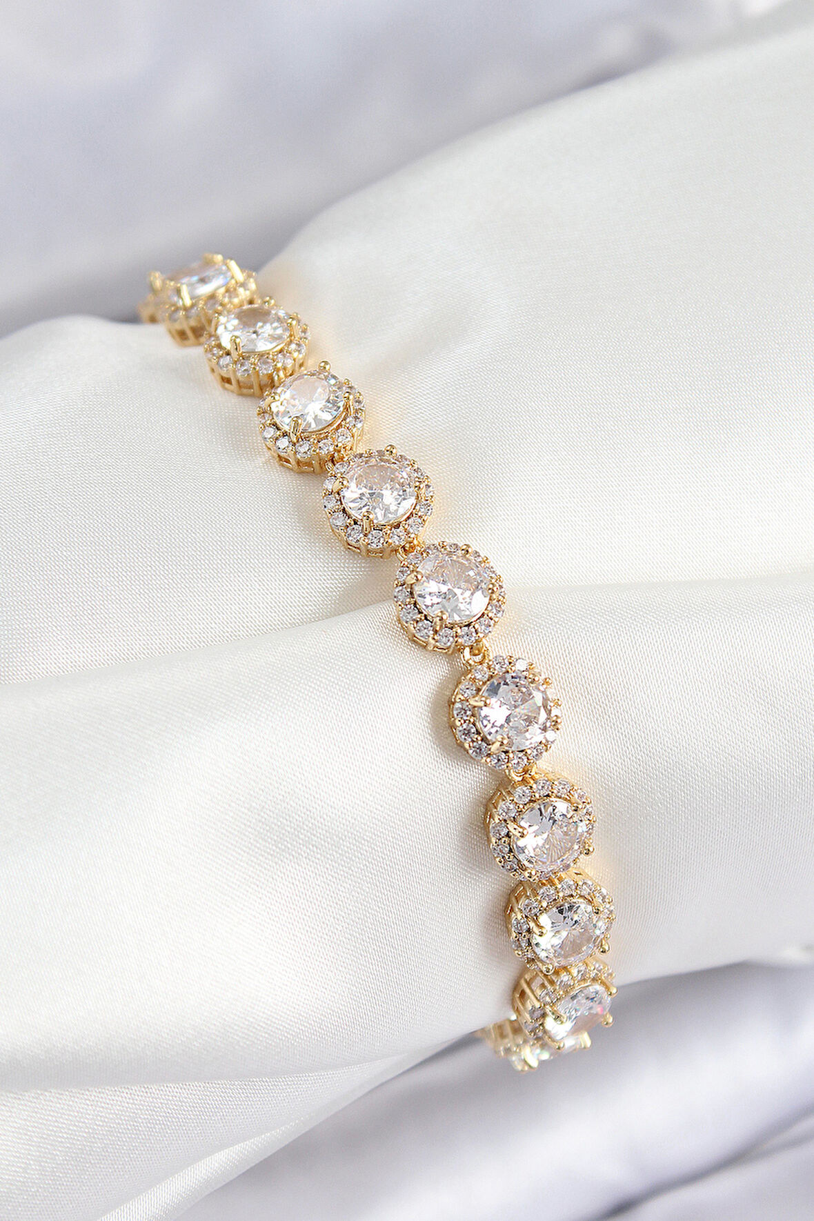 Pirinç Zirkon Taşlı Daire Baget Model Gold Renk VIP Seri Kadın Bileklik - TJ-BB7514