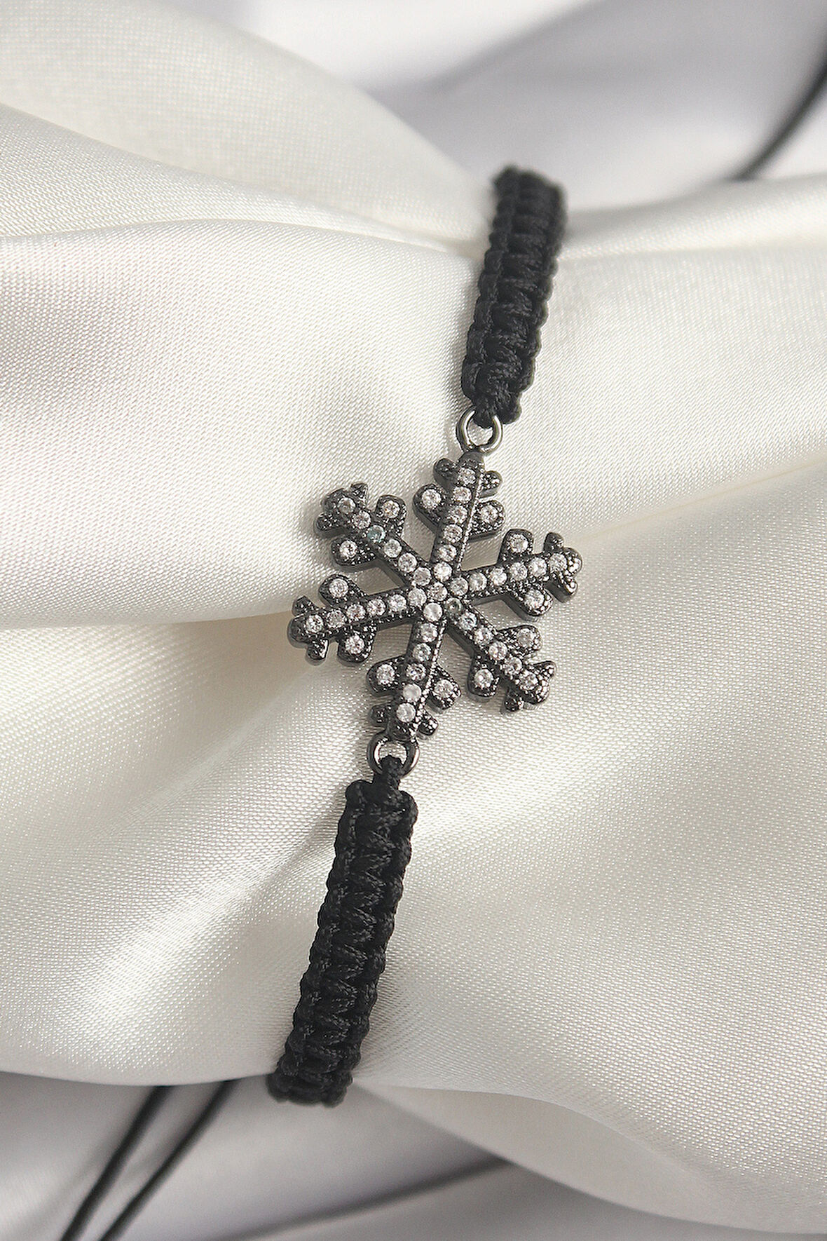 Pirinç Füme Renk Zirkon Taşlı Kar Tanesi Figür Makrome Asansörlü Model Kadın Bileklik - TJ-BB6791