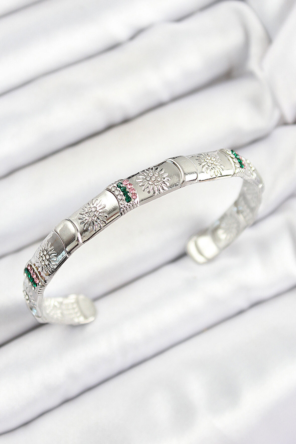 Pirinç Karışık Zirkon Taşlı Çiçek Model Gümüş Renk Altı Açık Kadın Bileklik - TJ-BB7217