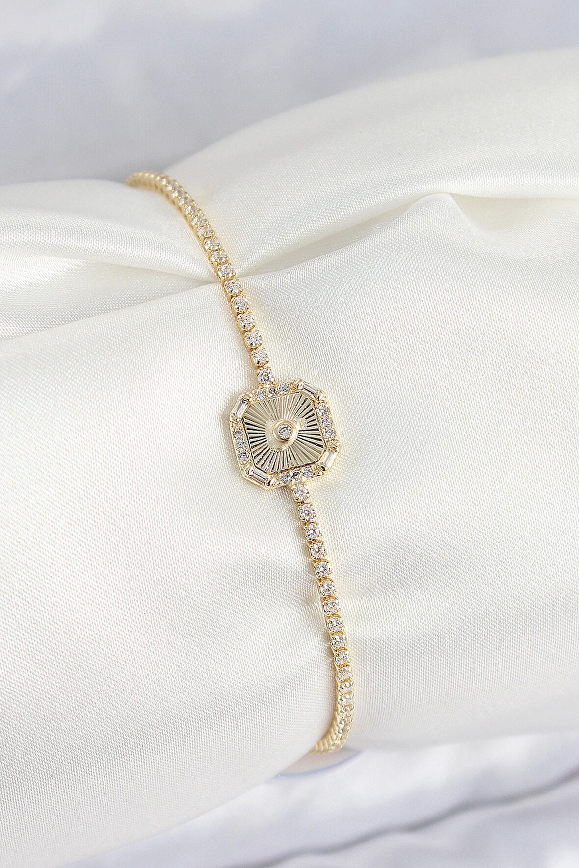 Pirinç Zirkon Taşlı Kare Model Gold Renk Kadın Bilekilk - TJ-BB7661