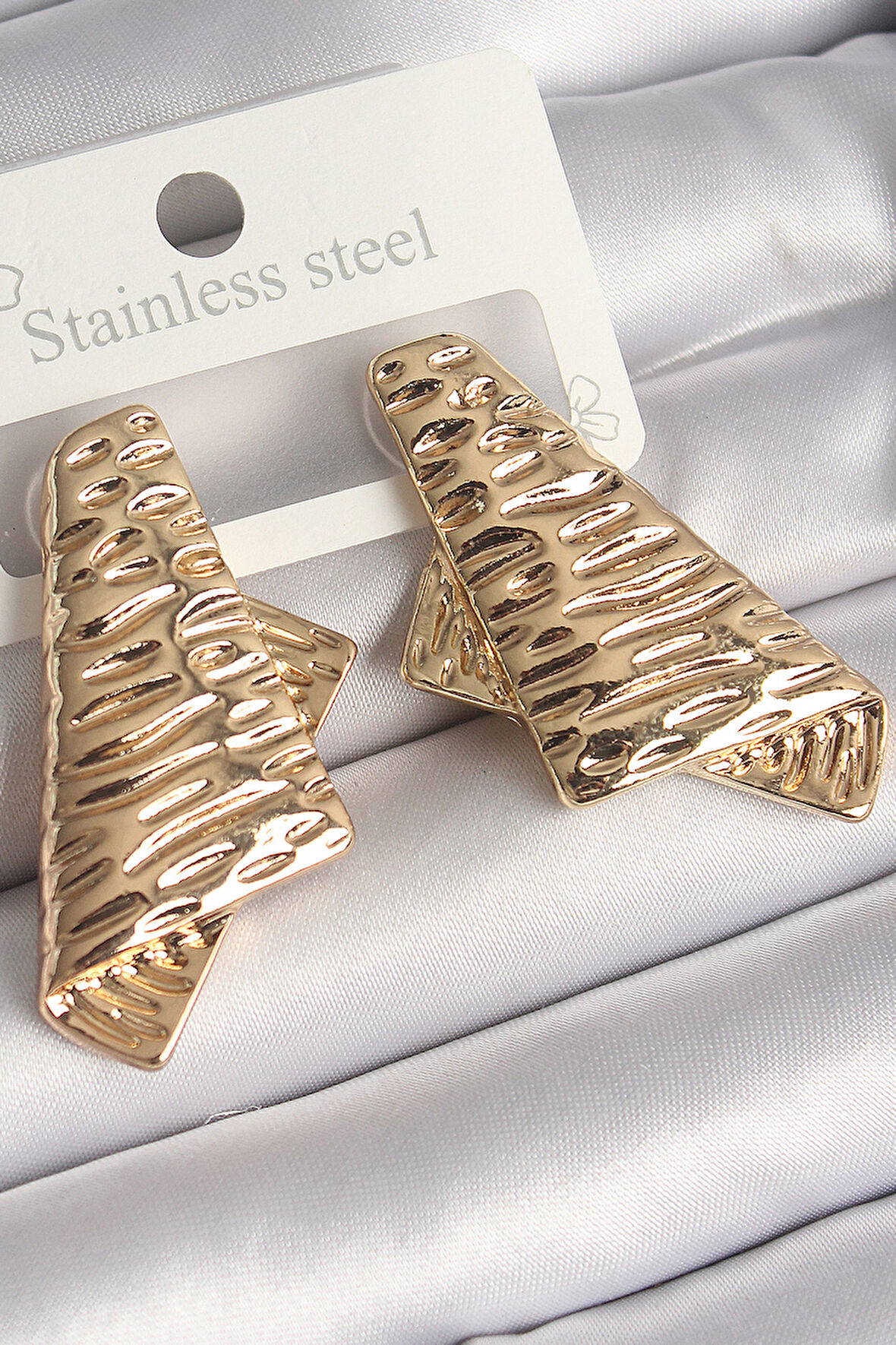 Pirinç Gold Renk İşleme Detaylı Katlanmış Kare Plaka Model Kadın Küpe - TJ-BKP10261